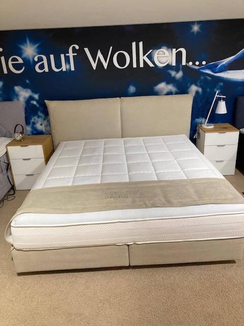 Delux Production OÜ - Boxspringbett Hatu Bezug Stoff Mine Beige 0525026 Fuß Schwebesockel Schwarz Inklusive Topper Und Matratzen Ohne Nachtkommoden - 3