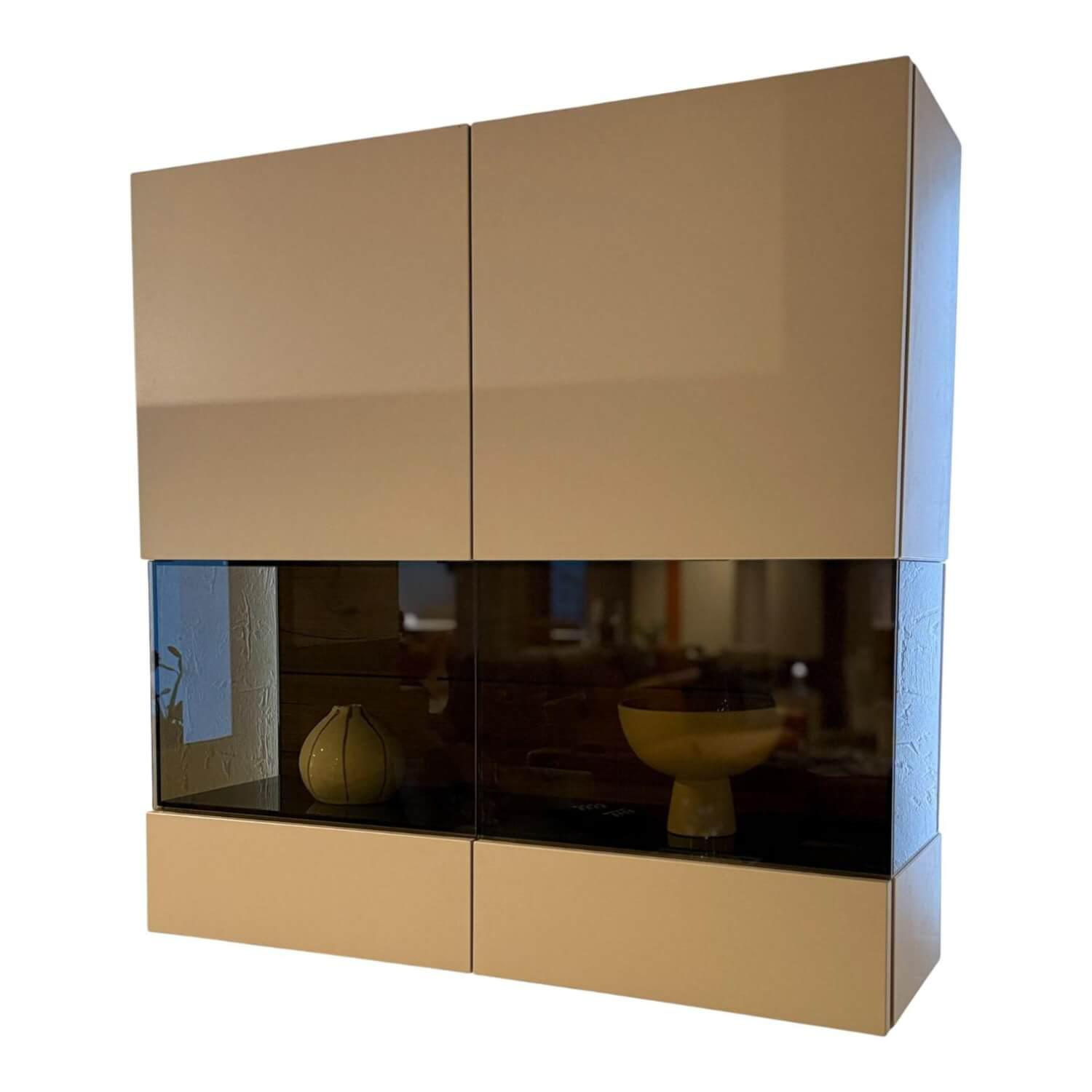 Hülsta - Hängevitrine Gentis Holz Lack Kernnussbaum mit zwei verglasten Türen - 1