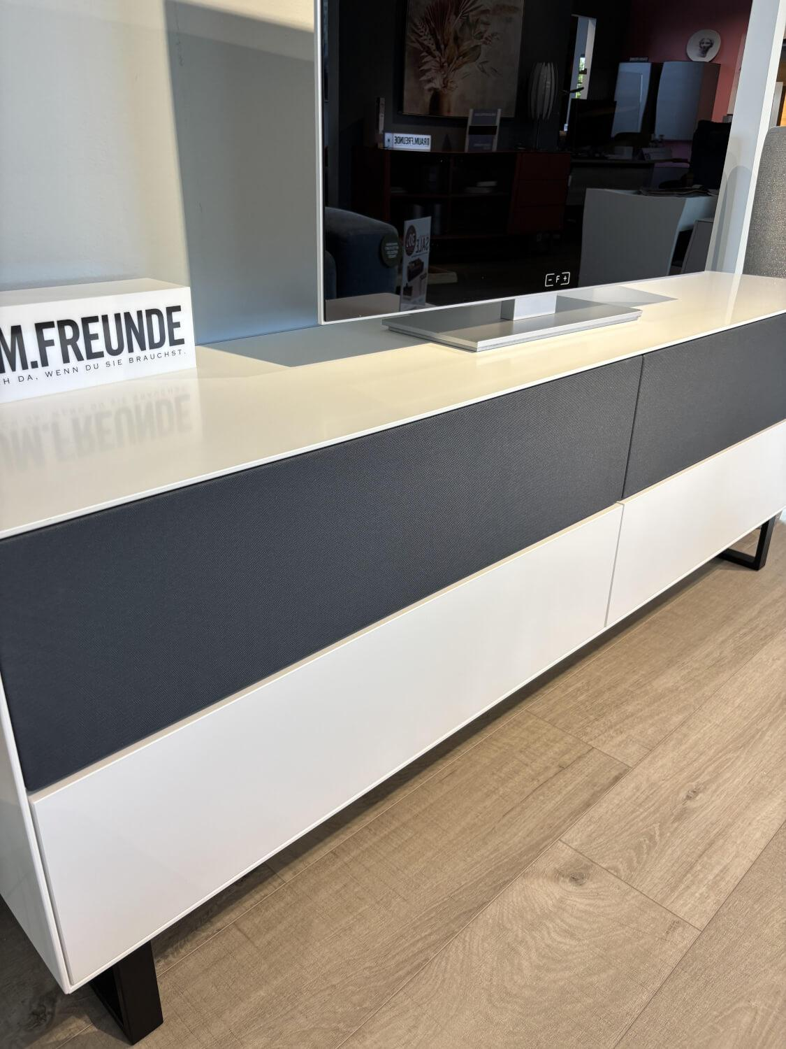 Raum.Freunde - Lowboard Henri MDF Lack Weiß Akustikstoff Graphit Grau Füße Metall Schwarz - 4