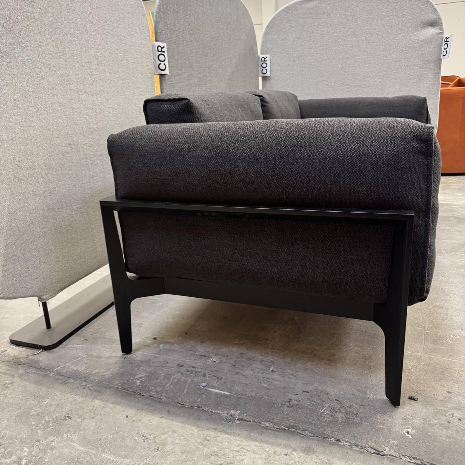 COR - Sofa Elm 22211 Stoff 8073 Anthrazit Gestell Eiche M20 Lack Schwarz Mit Niedrigen Armlehnen - 3
