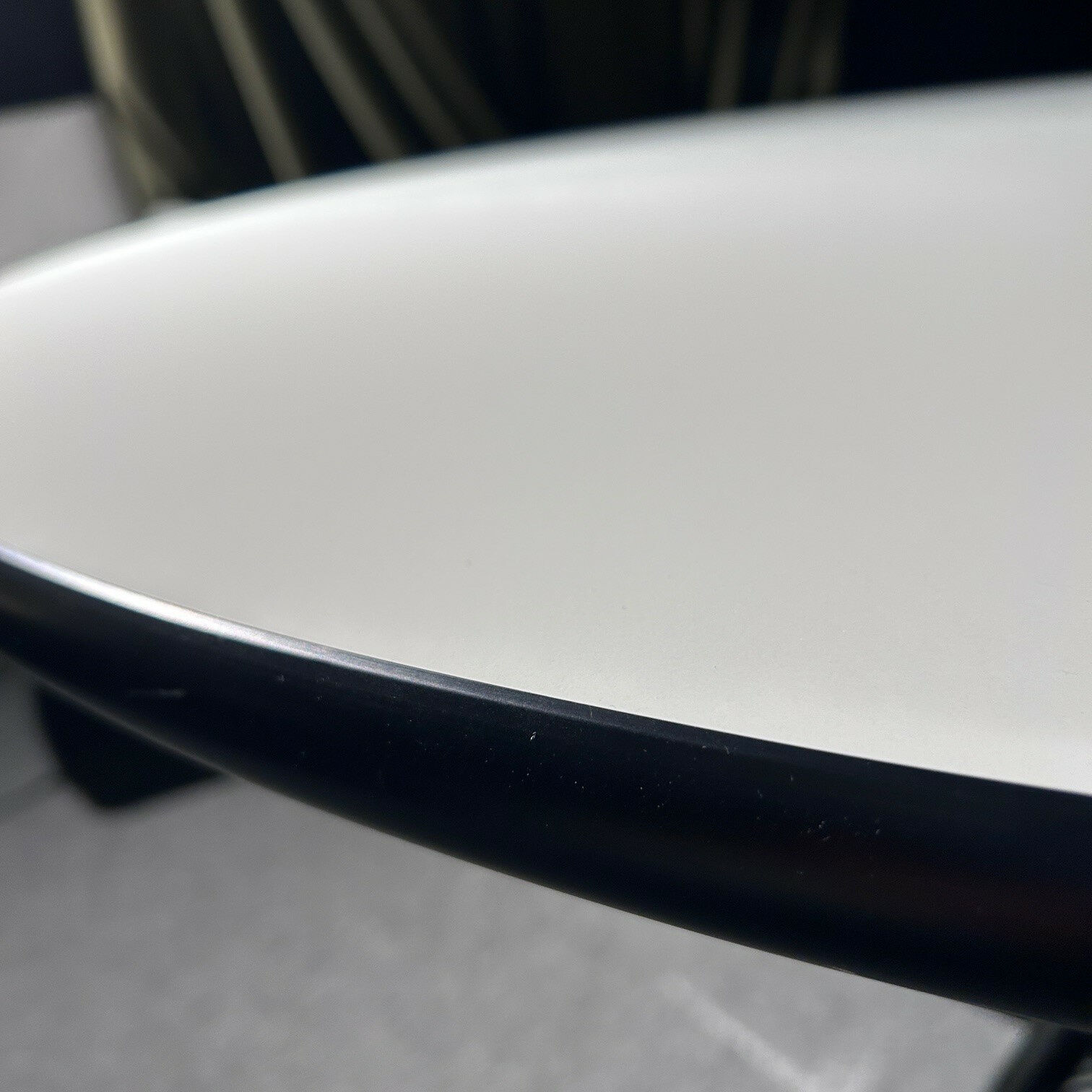 Vitra - Besprechungstisch Eames Segmented Table Platte HPL 12 Weiß Gestell Glanzchrom Mit Steckdose - 4