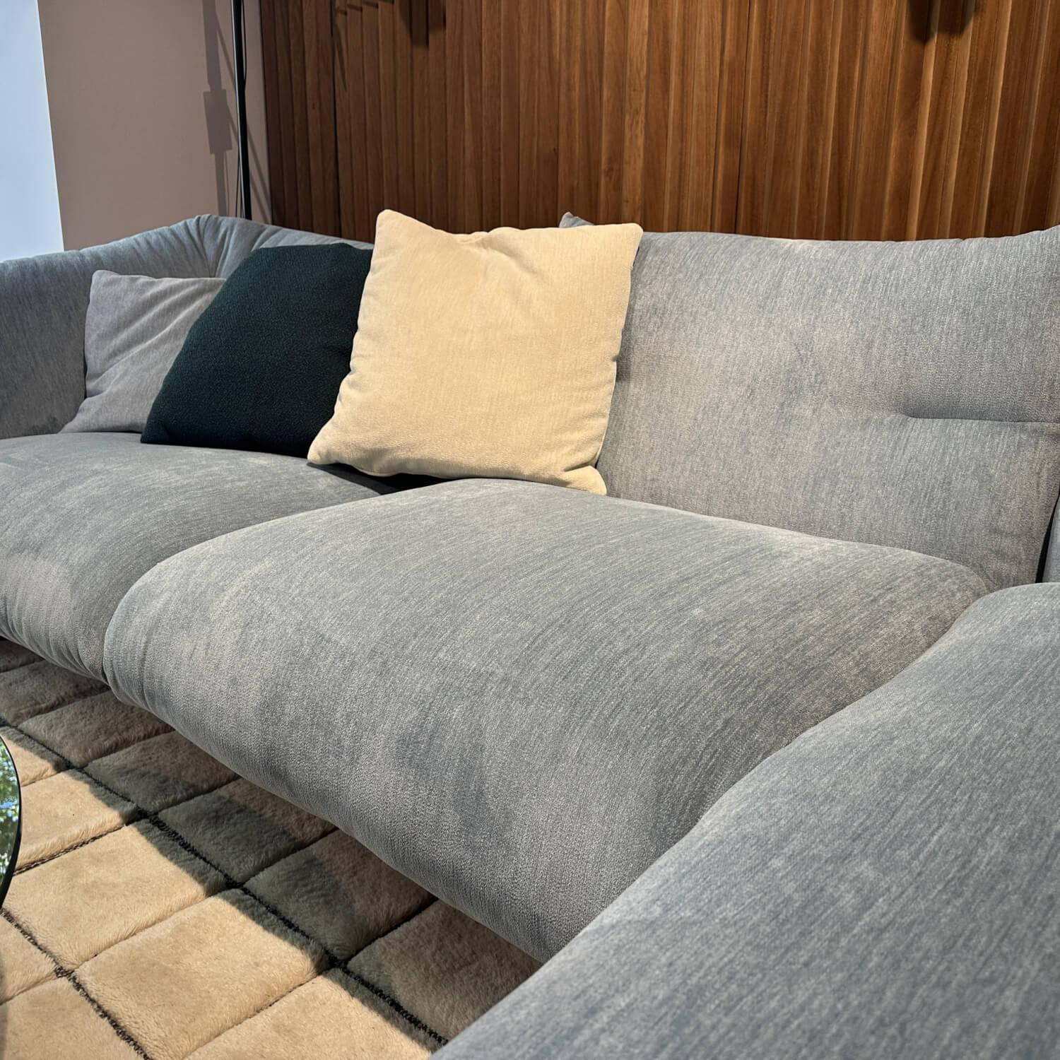 Cassina - Ecksofa Moncloud 865 Stoff Fox Cielo 316 Blau Füße Metall Schwarz Mit Kissen - 7