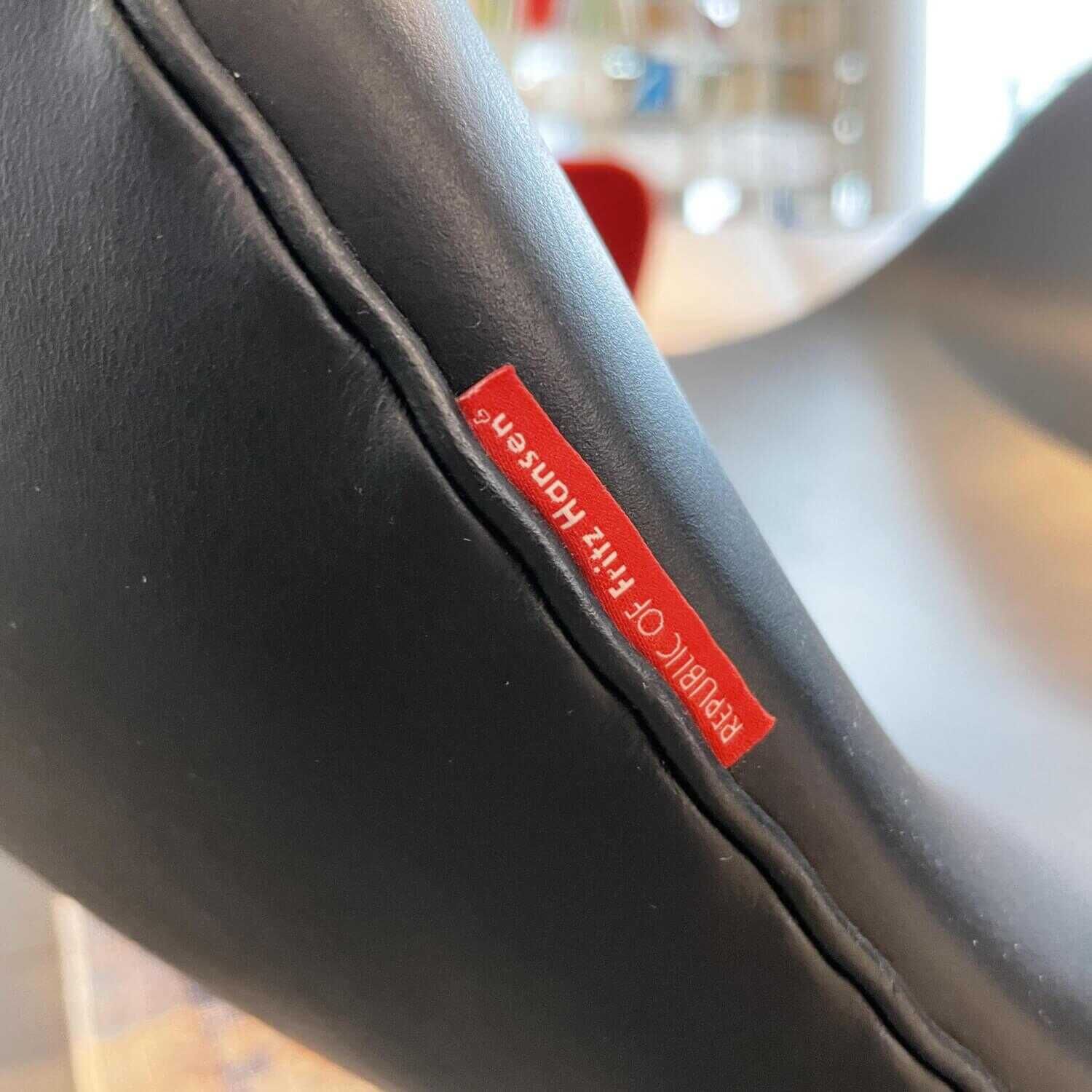 Stuhl Der Schwan 3320 Leder Essential Schwarz Gestell Aluminium Poliert