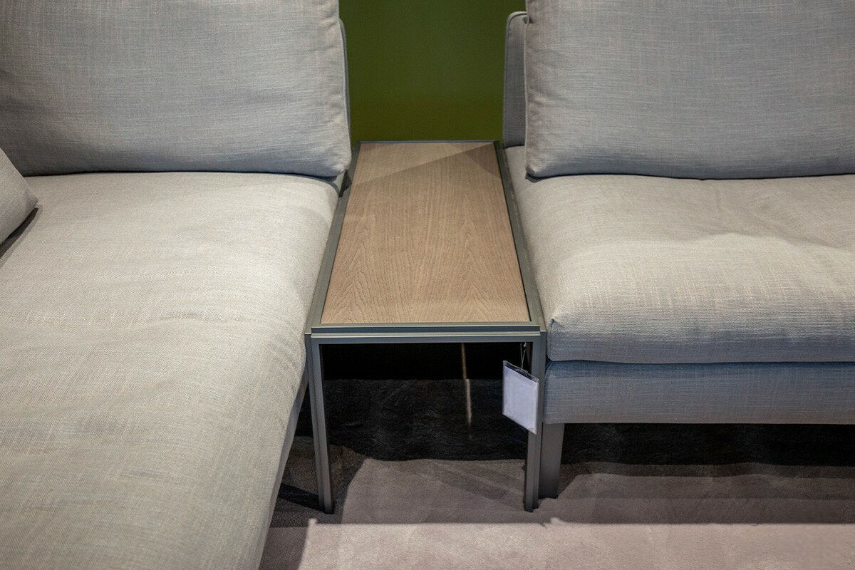 Molteni & C - Ecksofa Paul Stoff Katana Hellgrau Gestell Aluminiumdruckguss Mit Rutschfesten Kunststoffkappen Zinnfarbig Inklusive Beistelltisch Jan JTA08 Und Dekokissen - 4
