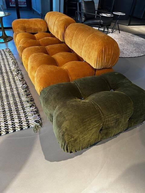 B&B Italia - Sofa Camaleonda Stoff Enia Curry Orange Füße Massivholz Inklusive Hocker Stoff Enia Olivgrün Grün Und Beistelltisch Turm - 3