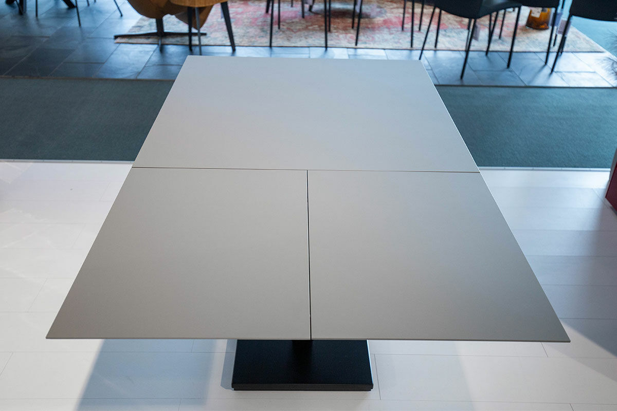Bacher - Esstisch Quota Ausziehbar Tischplatte Fenix NTM Grigio Londra Taupe Gestell Schwarz - 4