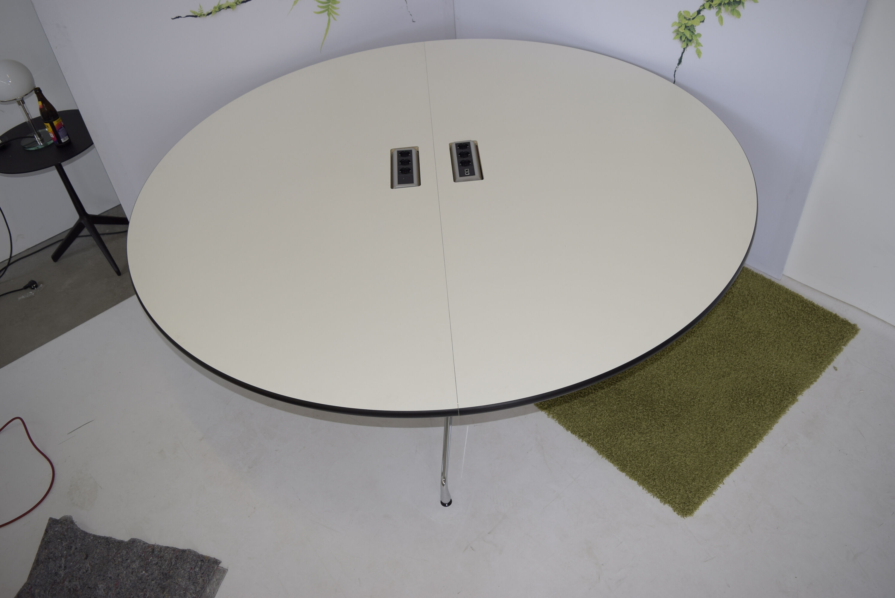 vitra-tisch-eames-segmented-table-hartbelag-weiss-kunststoffkante-schwarz-gestell-chrom-mf-0003554-5