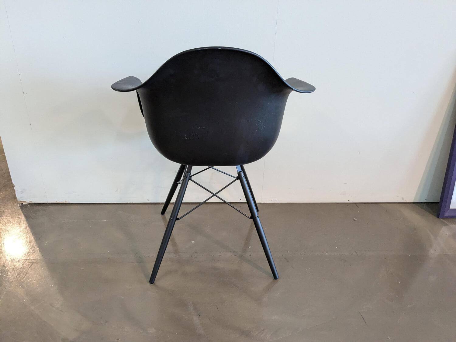 Vitra - Eames Plastic Armchair DAW Sitzfläche Stoff Checker 01 Schwarz Weiß Schale Kunststoff Gestell Massivholz Ahorn Schwarz Lackiert - 3