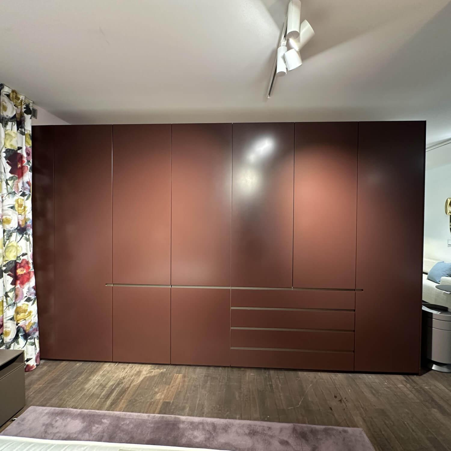 Interlübke - Kleiderschrank Collect Plus Außen Lack Matt Burgund M41 Rot Innen Lack Bronze Metallic M10 Inkl. Beleuchtung - 3