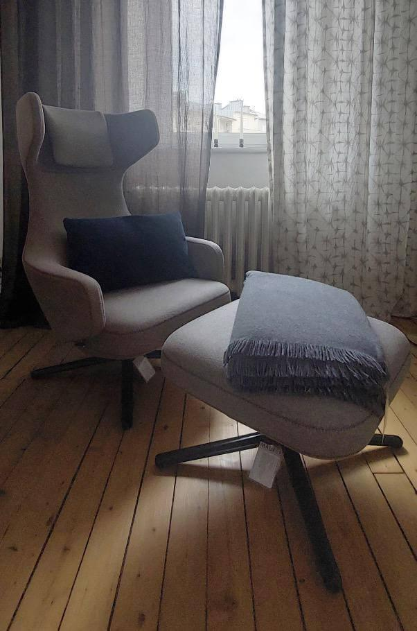 Vitra - Sessel Grand Repos Stoff Cosy 2 Fossil Grau Mit Kontrastnaht Gestell Aluminium Druckguss Basic Dark Schwarz Pulverbeschichtet Mit Ottoman - 6