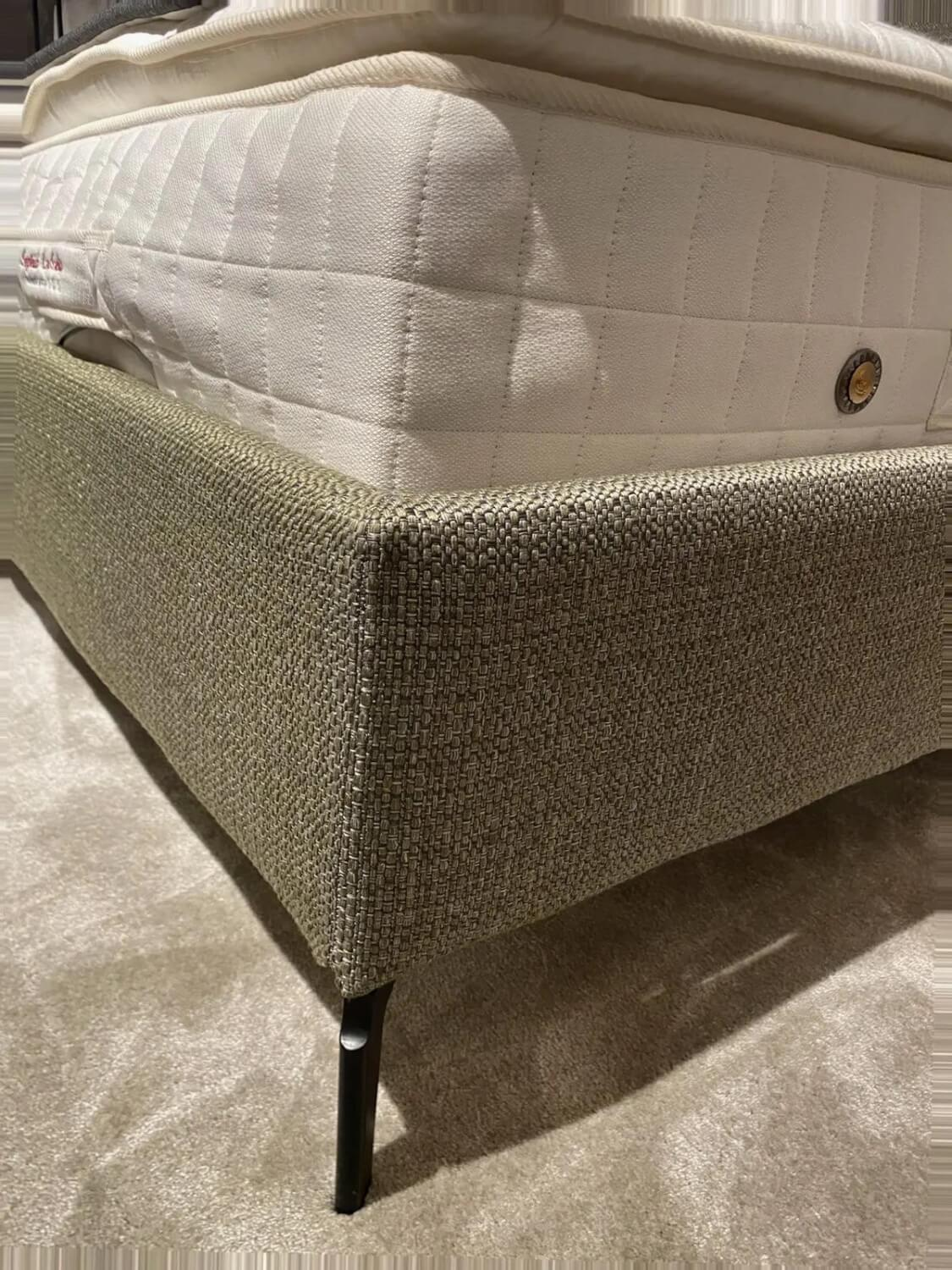 Treca Interiors - Polsterbett Portofino Stoff Tunis Olive Grün Füße Metall Schwarz Pulverbeschichtet Inklusive Matratzen - 8
