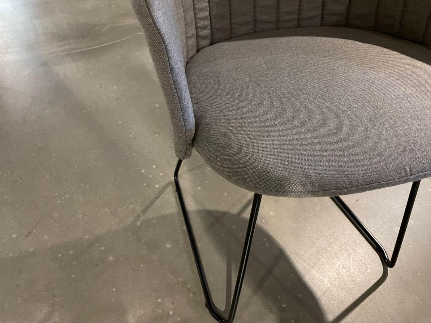 Cane Line - 4er-Set Stuhl Choice Stoff Cane Line Natté Taupe Grau Schale Polypropylen Schwarz Gestell Kufe Stahl Black Schwarz Warmverzinkt - 4