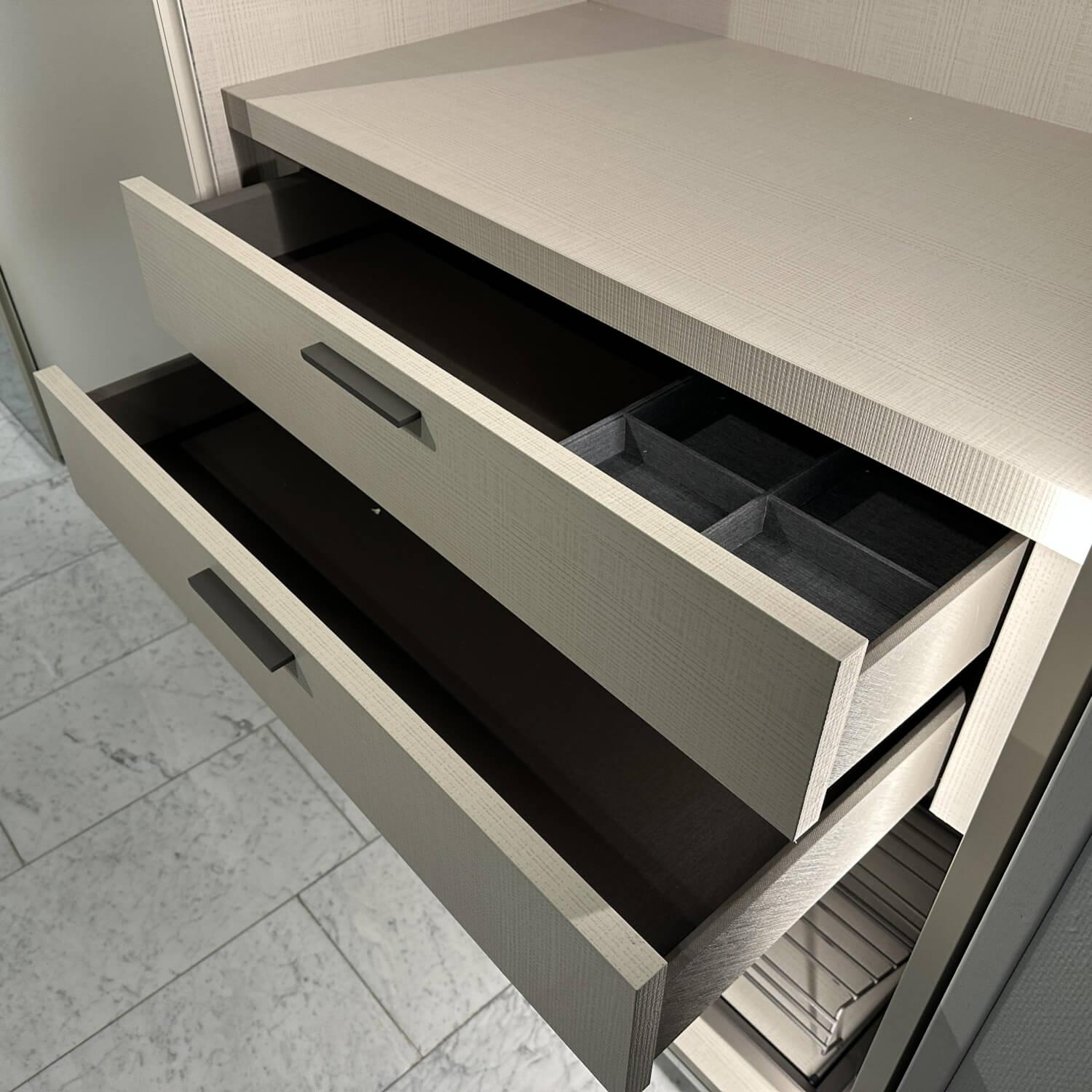 Tomasella - Schiebetürenschrank Contur Loretto Türen Lack Gola Smart OC 162 Platino Weiß Beige Glas Spiegel Innen Stoffoptik Tramato Grau Beige - 5