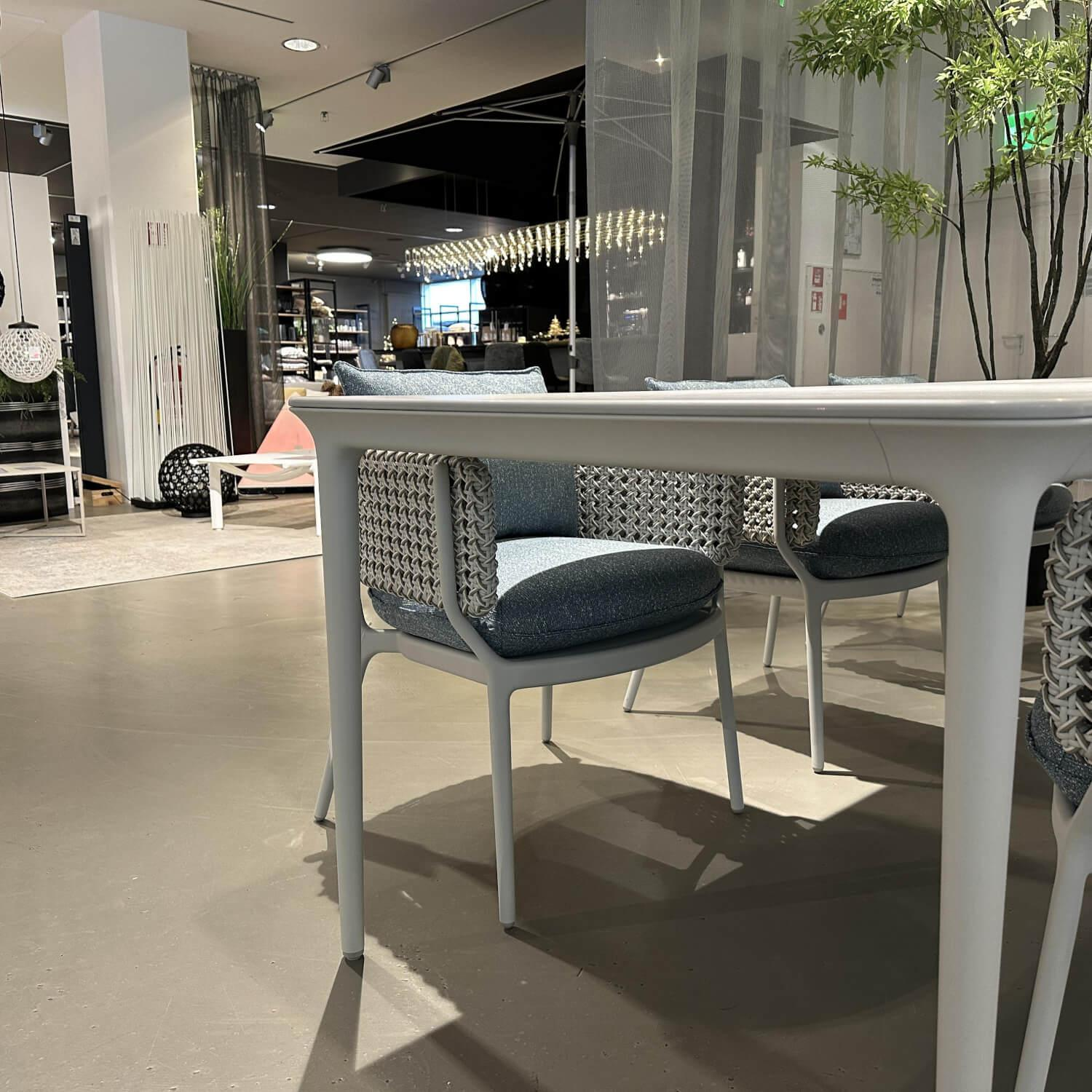 DEDON - Outdoor Tischgruppe Bellmonde Platte Keramik Mineral Grau Gestell Aluminium Lipari Weiß Grau Inklusive Kissen - 4