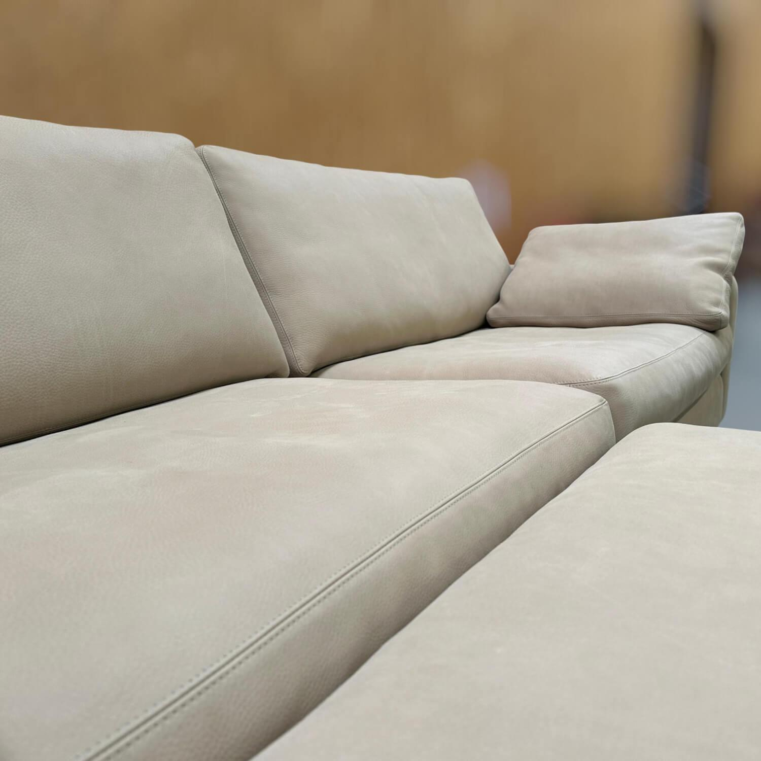 COR - Sofa Conseta Leder Puro 420 Sand Creme Metallkufen Vanilleschotenbraun Inklusive Hocker - 7