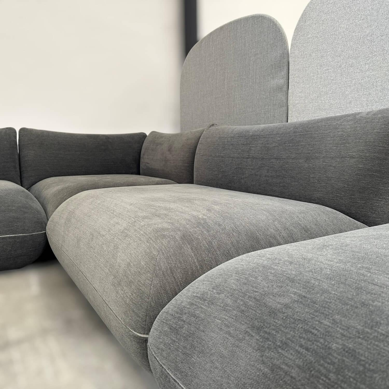 COR - Ecksofa Jalis Stoff 8145 Dunkelgrau Nahtband 5095 Kitt mit Anstellhocker und 2 Kissen - 4