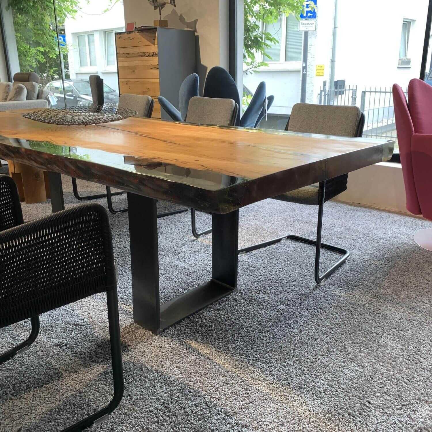 Tisch Kauri Holz Epoxidharz Gestell Schwarz