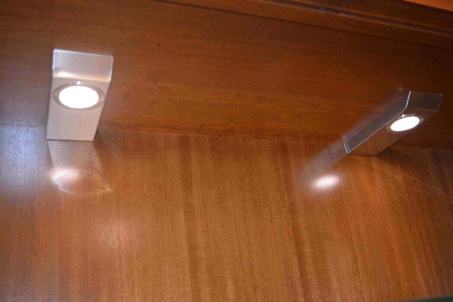 selva-sammlervitrine-luna-nussbaumfarbig-mit-innenbeleuchtung-cc1353b8e873VmIegDOhSxQZK Selva - Sammlervitrine Luna Nussbaumfarbig mit Innenbeleuchtung - 2