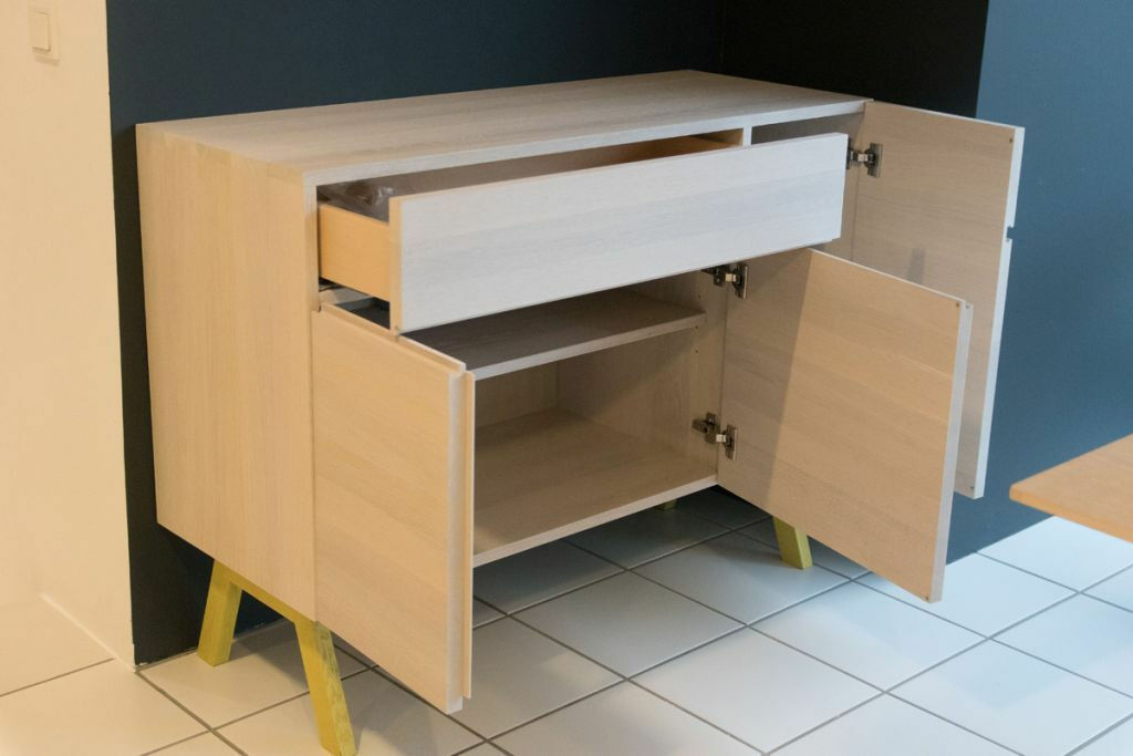 Zeitraum - Sideboard Side Baby Atelier Eiche massiv Korpus Eiche Kalk Gebeizt Füße Zinkgelb Lackiert - 5