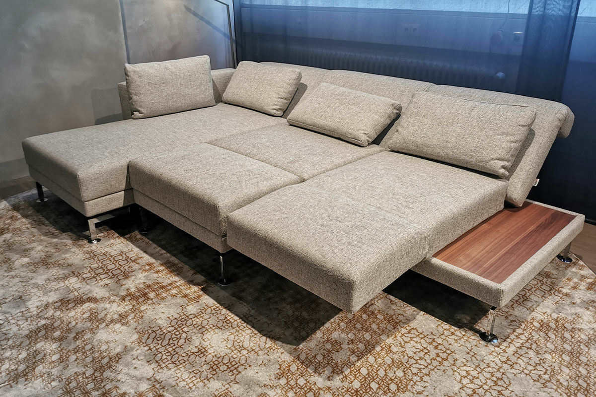 Brühl - Ecksofa Moule Medium Stoff 2480-45 Hellgrau Ablage Nussbaum Geölt mit Hocker - 3
