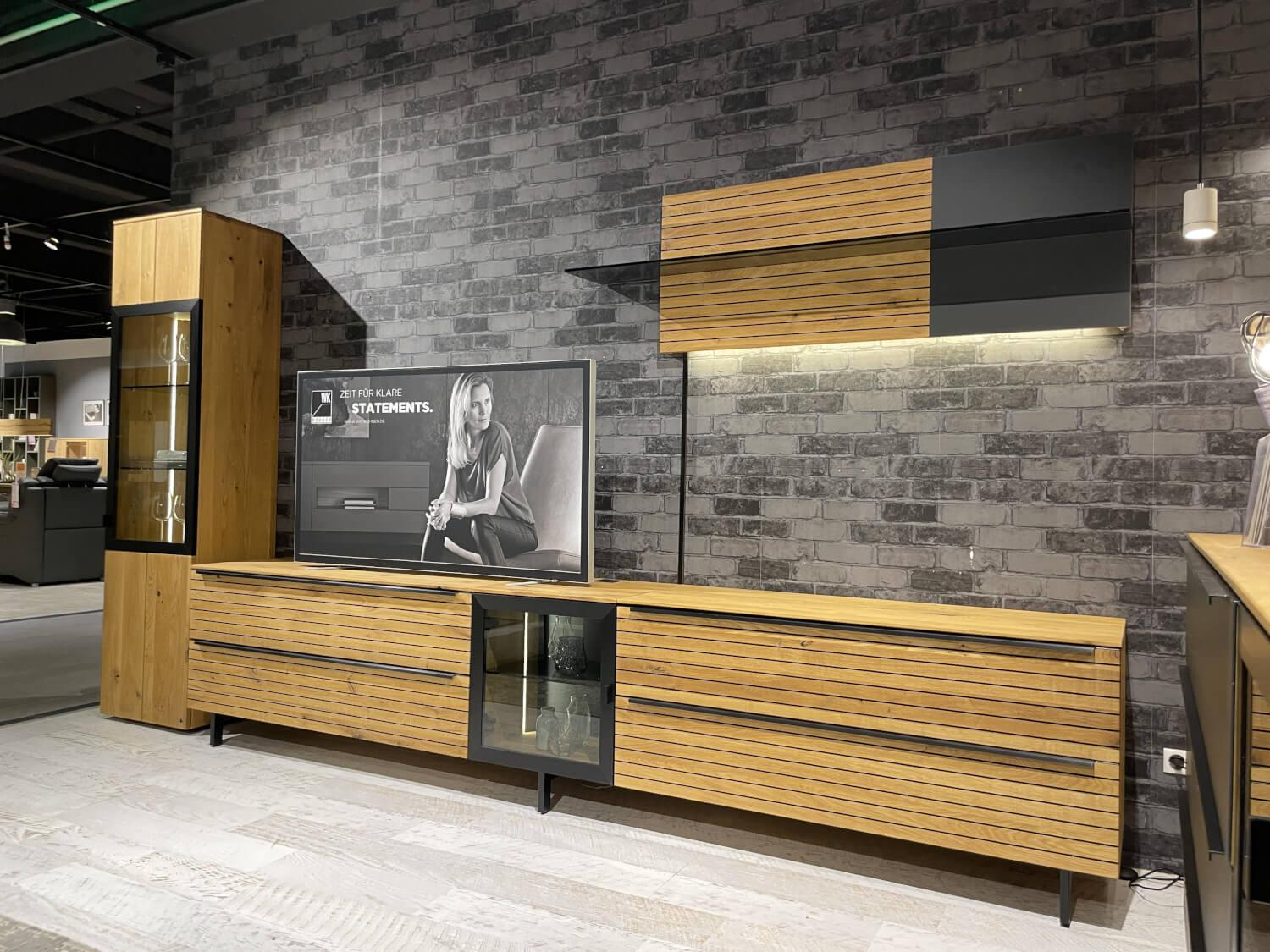 WK Wohnen - Wohnwand WK 490 Baristo Asteiche Massiv Naturbelassen Geölt Front Rillenoptik Mit LED Beleuchtung - 7