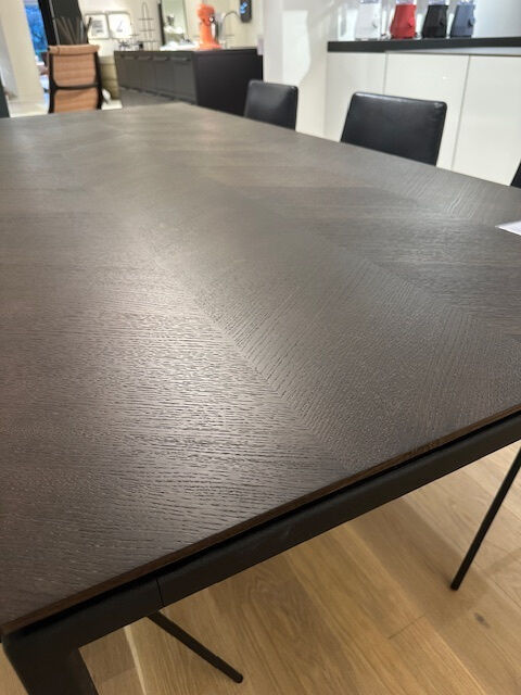 Vipp - Esstisch Large Vipp Platte Dunkle Eiche Gestell Aluminium Schwarz Pulverbeschichtet - 5