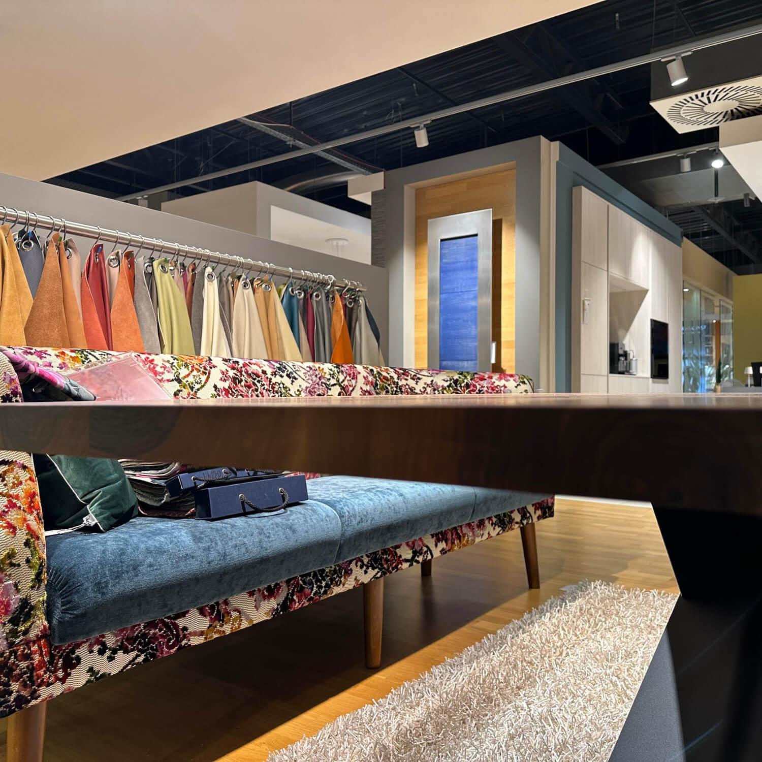 Nouvion - Esstisch Alcedo Platte Nussbaum Waldkante Öl Gestell Xena Metall Epoxid Schwarz Pulverbeschichtet - 3