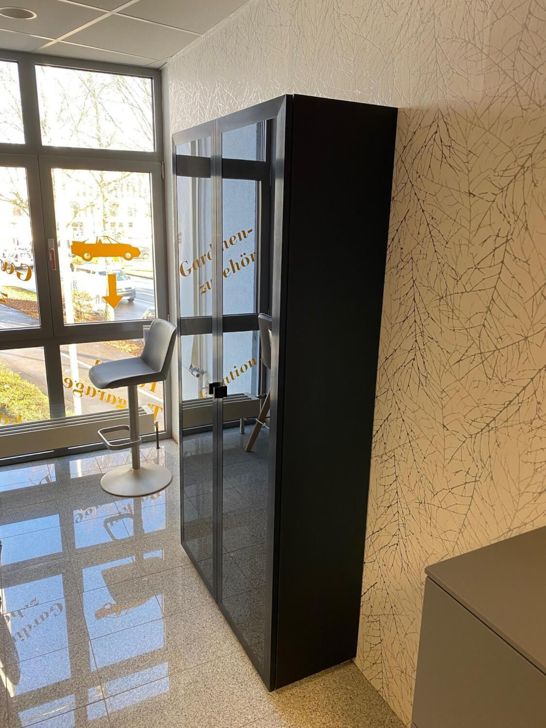 Häcker - Vitrine Modell AV 2135 Schwarz Metalllack Innen Lichtgrau - 6