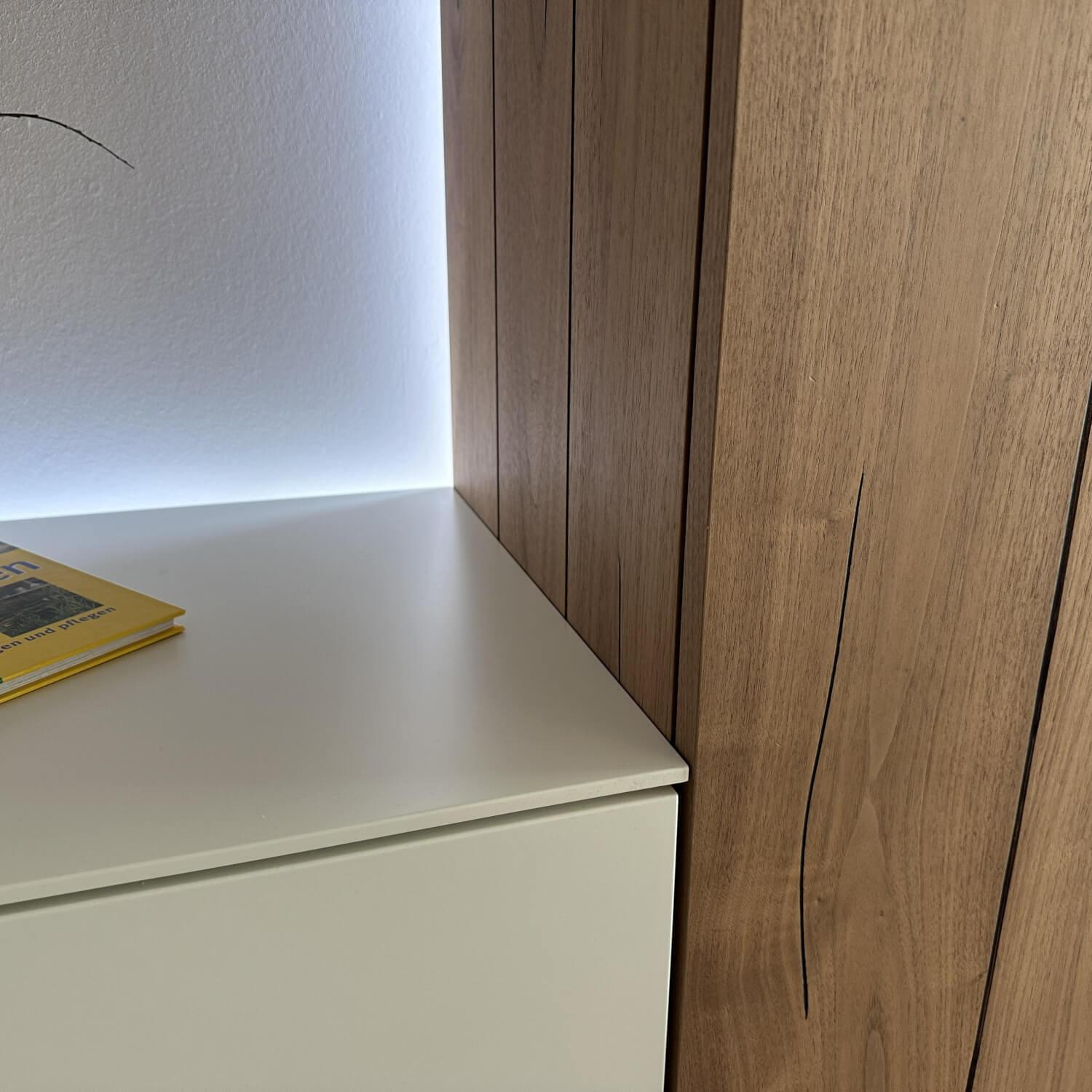 Hülsta - Anbauwand Gentis Lack Weiß Akzent Kernnussbaum Naturstamm Mit Beleuchtung - 3