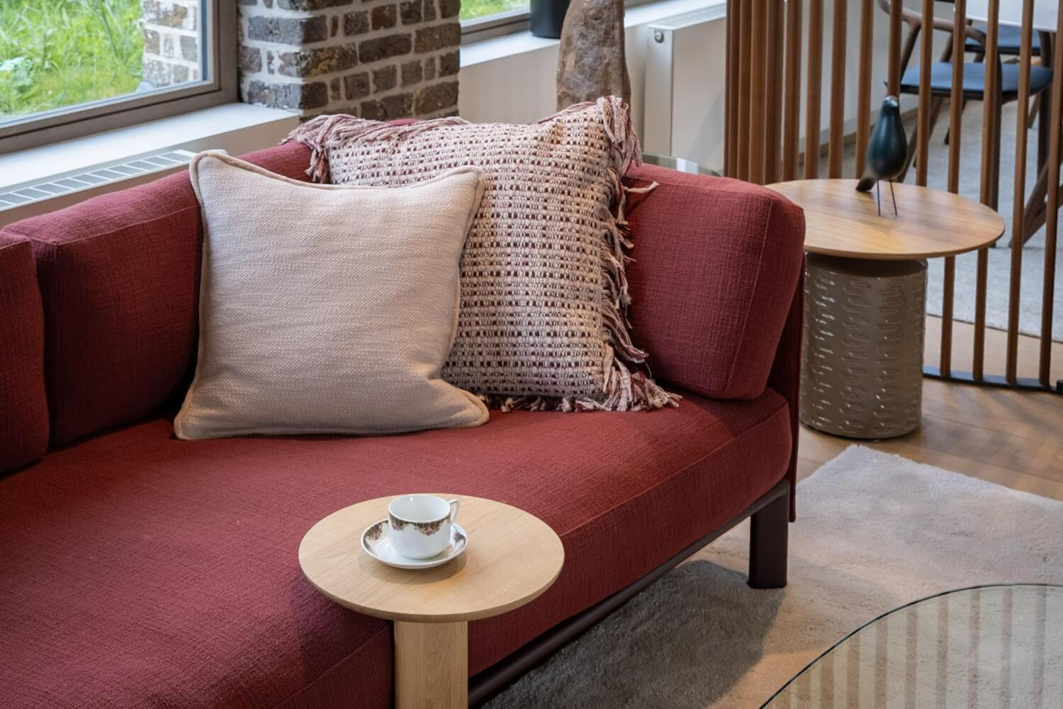 Vitra - Ecksofa Anagram Stoff Dedar A Perfekt Flower Tegola Rot Gestell Dunkel Bordeaux Pulverbeschichtet Inkl. 2x Anstecktisch Eiche Natur - 8