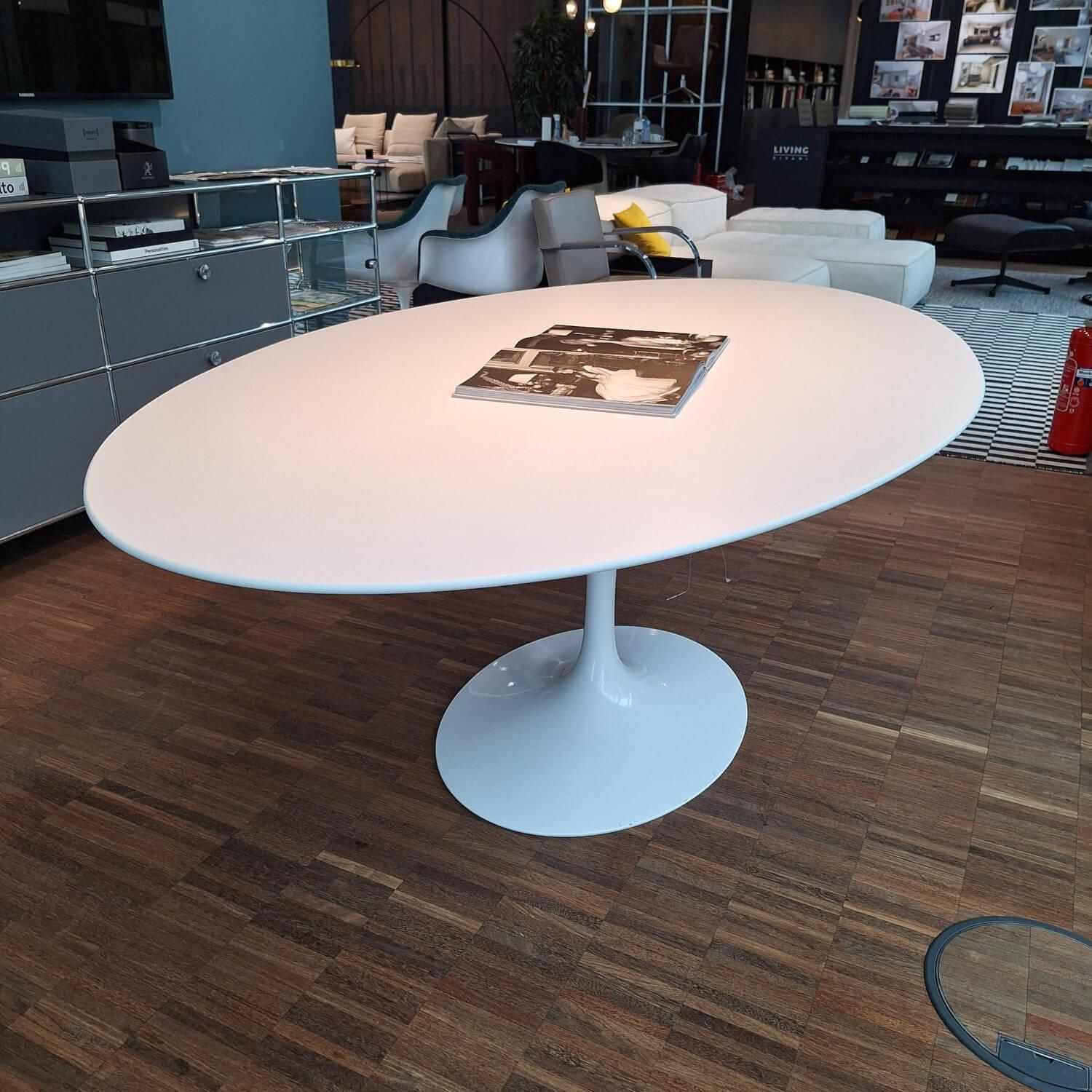 Knoll International - Esstisch Saarinen Oval Mattweiß Gussfuß Aluminium Weiß Rilsan Geschützt - 4