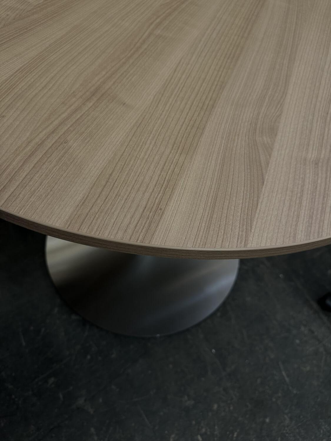 Vario - Besprechungstisch Lets Talk Round 90cm Platte Nussbaum Gestell Weiß Aluminium Tellerfuß Edelstahl Gebürstet - 3