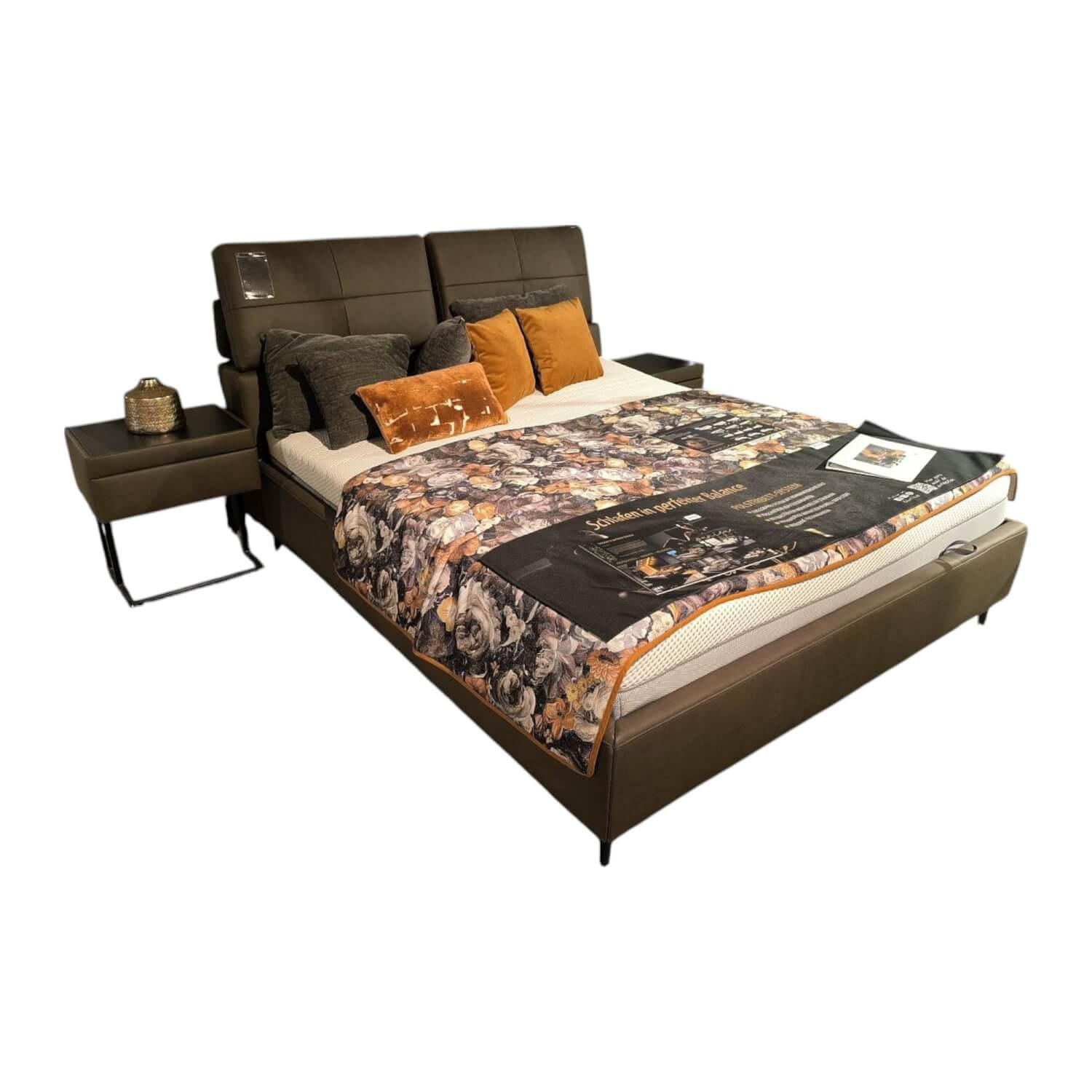 Hukla - Polsterbett HUPB22140 Stoff Galero Nougat Braun Füße Metall W014 Schwarz Inklusive Nachtkonsolen Und Kissen - 1