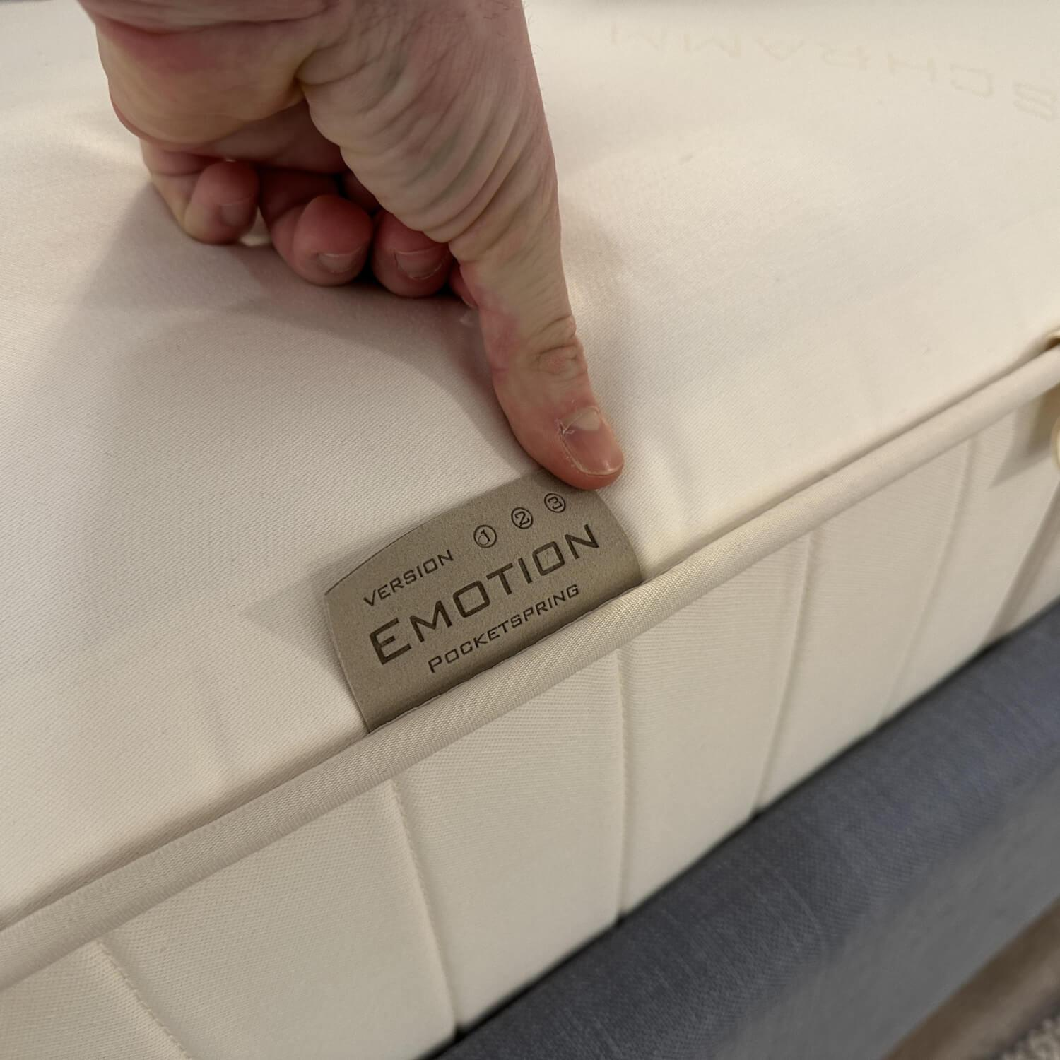 Schramm - Boxspringbett Gala Rahmen 28M 3B Stoff Nils 440 Sky Grau Blau Kopfteil Quadro  Füße Eiche Wenge Inklusive 2 Matratzen Divina in H2 und H4  - 7