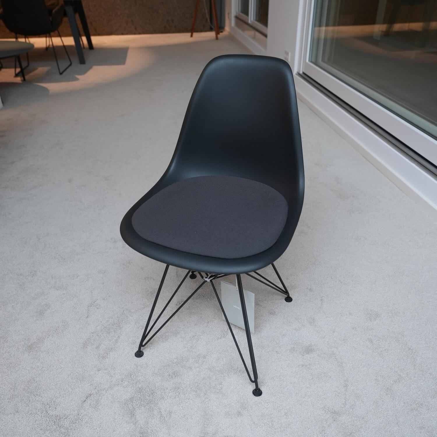Stuhl Eames Plastic Side Chair DSR Stoff Hopsak Dunkelgrau Drahtgestell Basic Dark