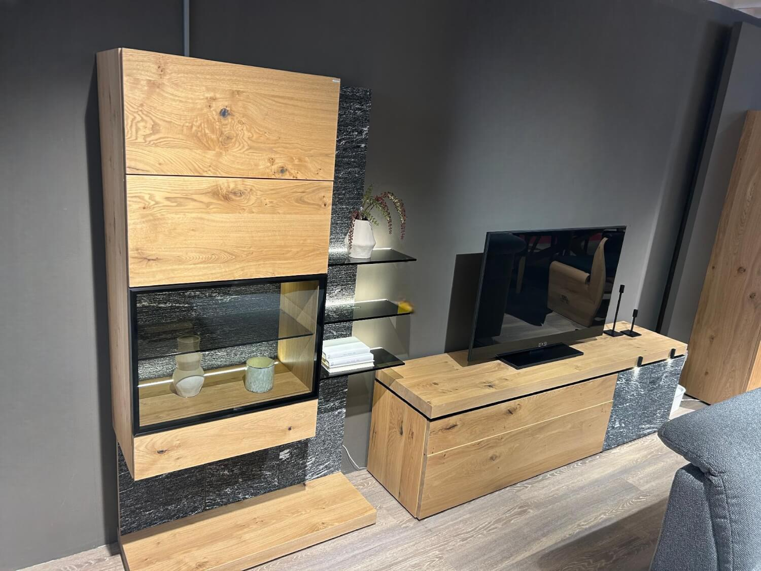 Voglauer - Wohnwand Vrock Living Alteiche Rustiko Gebürstet Steinakzent Schwarzgrau Mit Beleuchtung - 2