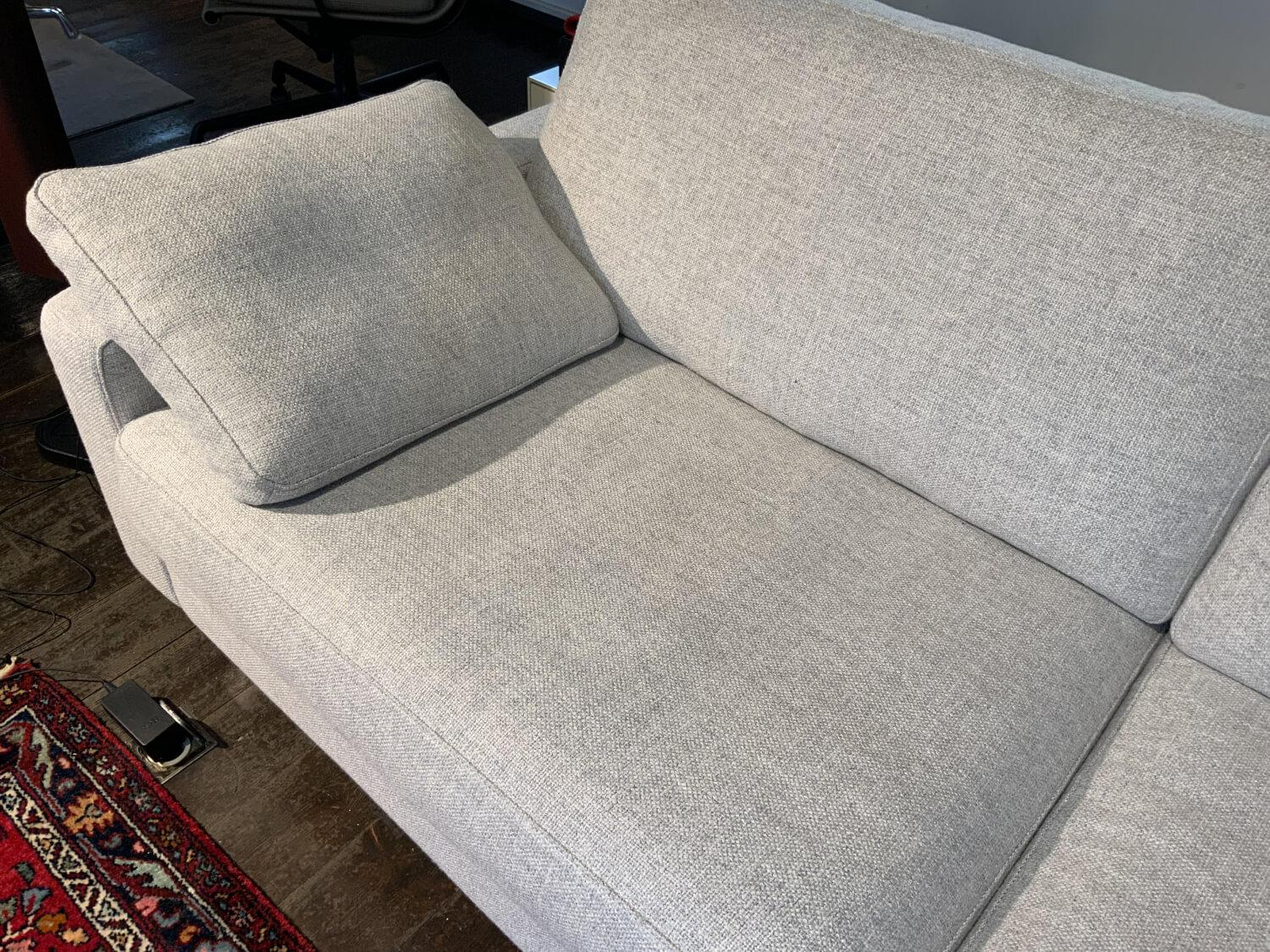 COR - Sofa Conseta Stoff 93 Lichtgrau Kufen Chrom mit 2 Armlehnkissen und Kopfstütze - 22