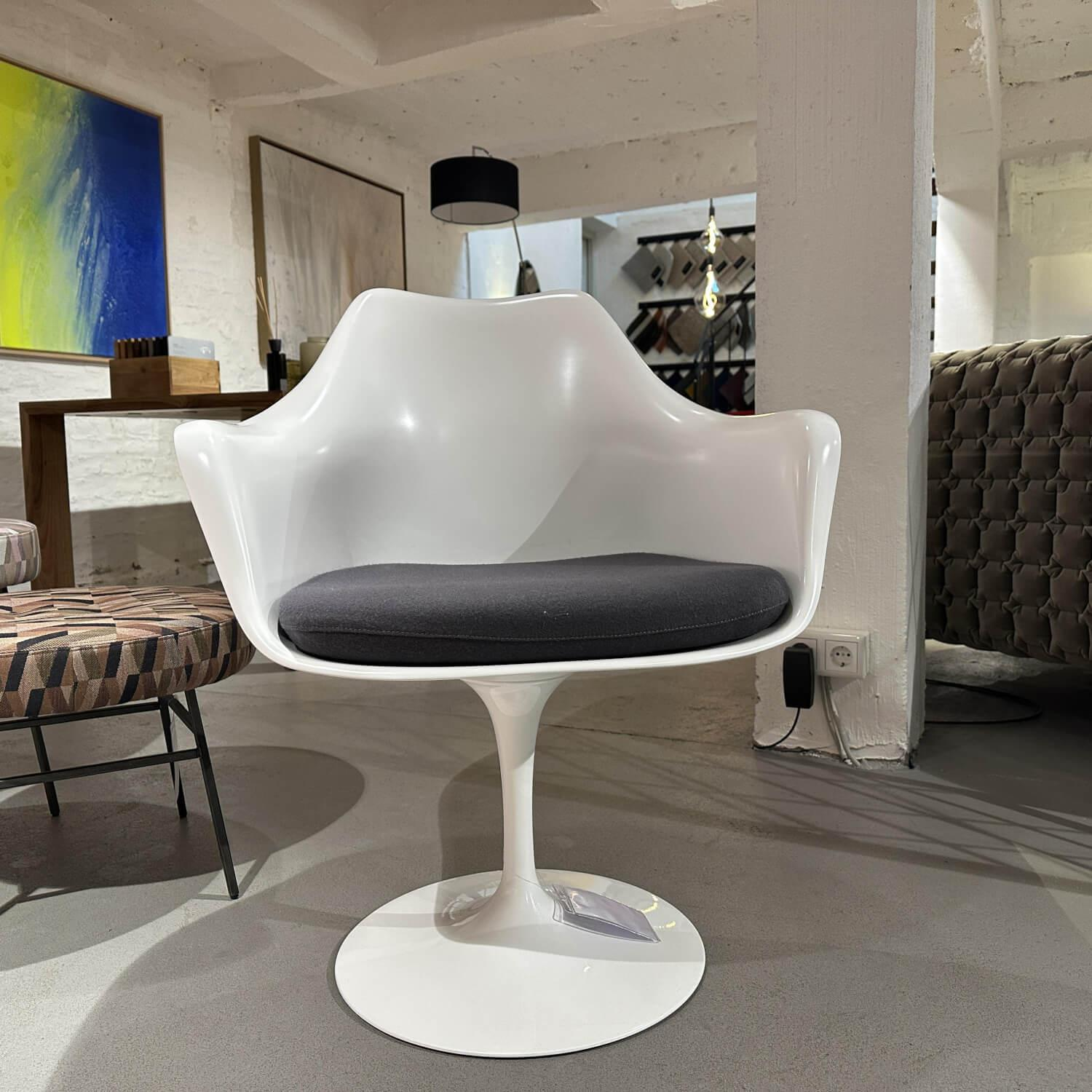 Knoll International - Armlehnstuhl Saarinen Tulip Schale Weiß Drehbar Sitzkissen Tessuto Hopsack Charcoal Dunkelgrau - 5