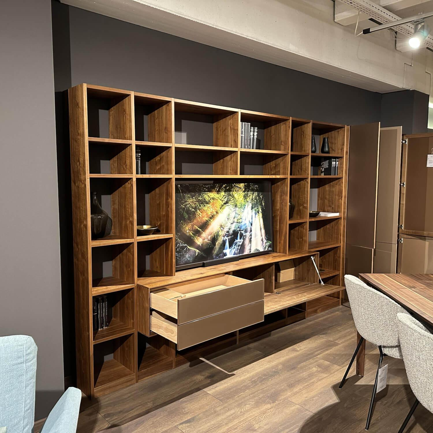 Anrei - Wohnwand Puro Holz Ast Nussbaum Natur Geölt Fronten Glas Matt Bronze - 3