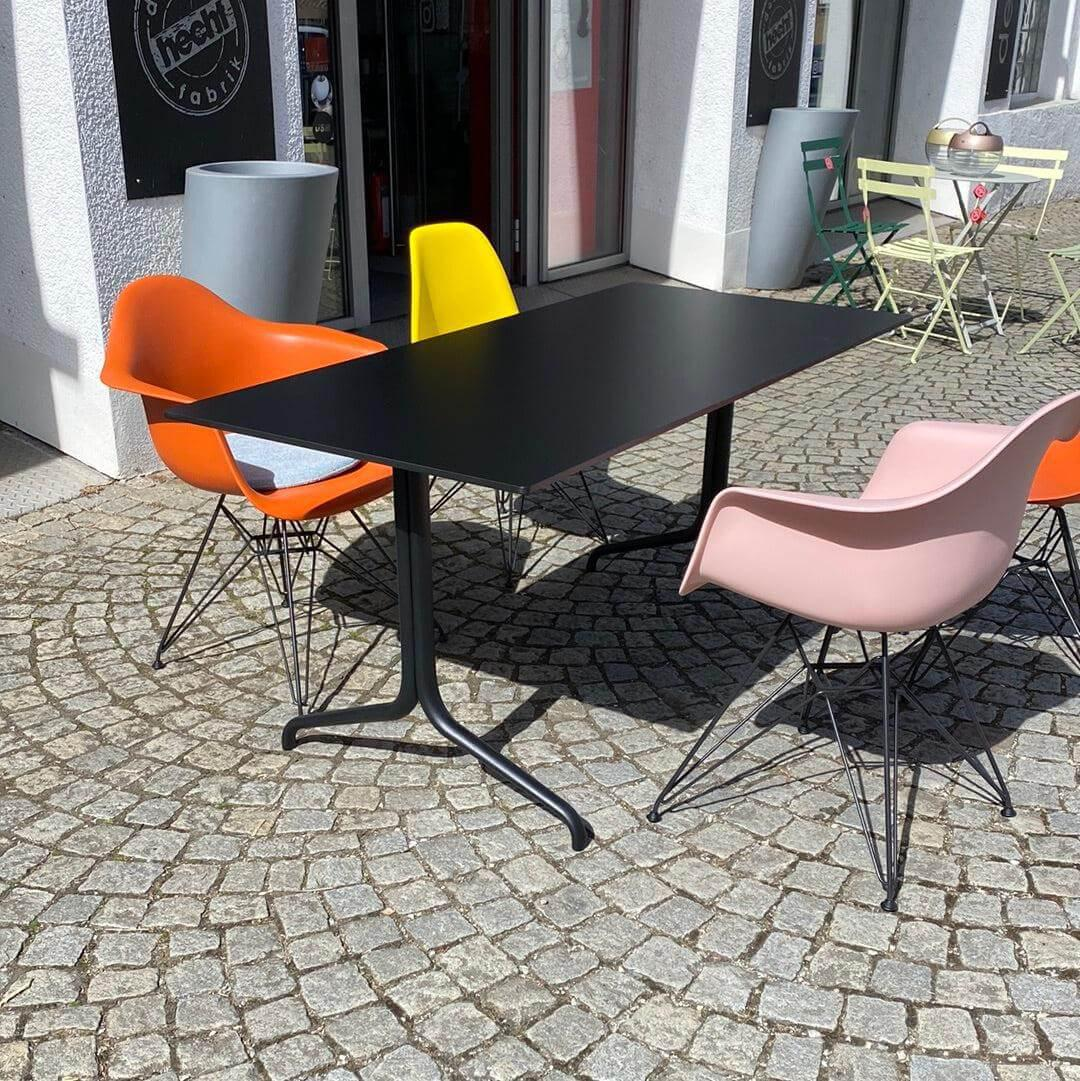 Vitra - Outdoortisch Belleville Eames Platte Vollkernmaterial Schwarz Untergestell Tiefschwarz Pulverbeschichtet Ohne Stühle - 4