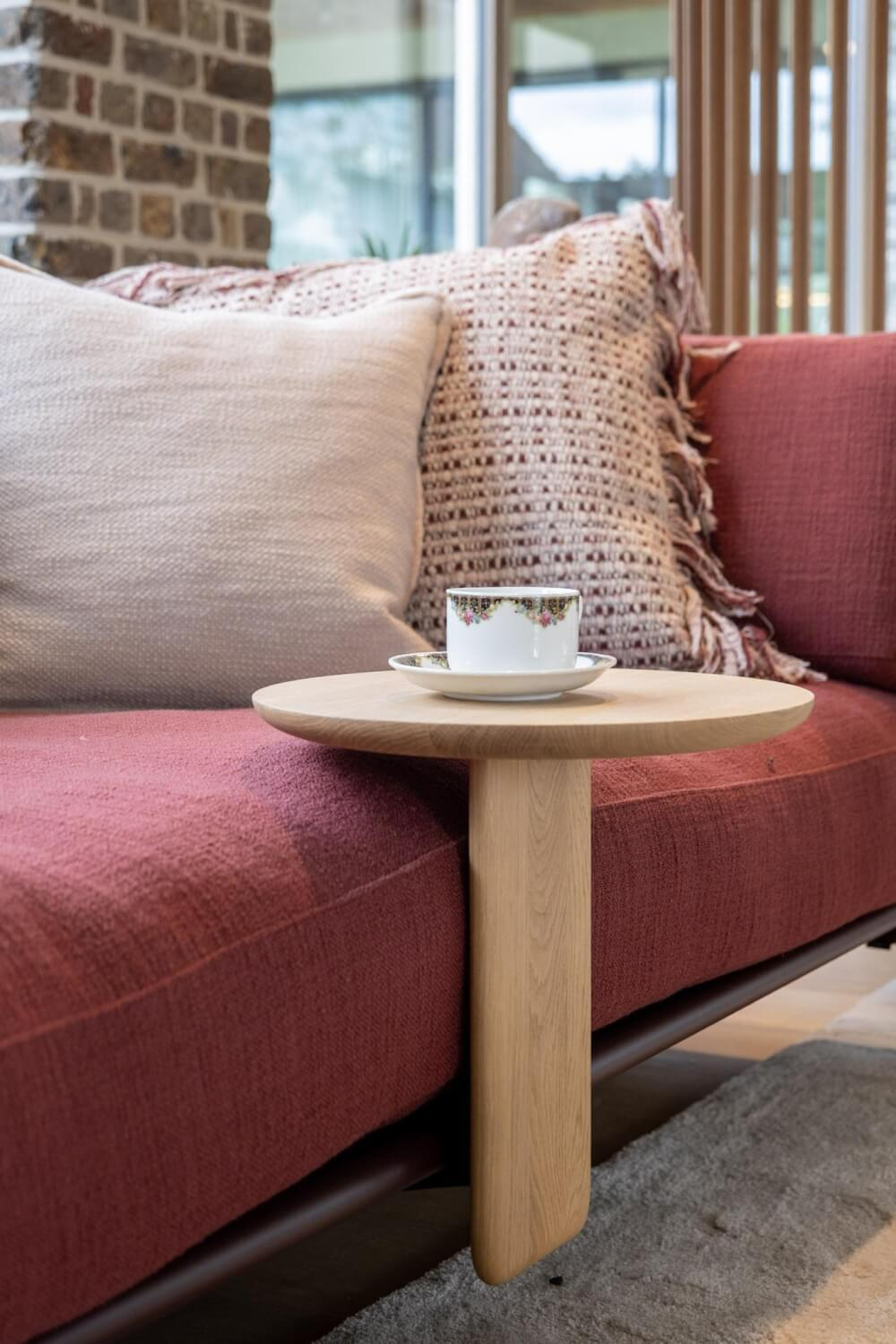 Vitra - Ecksofa Anagram Stoff Dedar A Perfekt Flower Tegola Rot Gestell Dunkel Bordeaux Pulverbeschichtet Inkl. 2x Anstecktisch Eiche Natur - 7