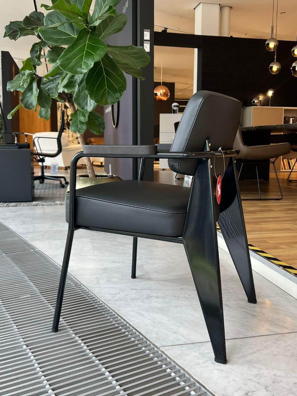 Vitra - Sessel Direction Leder Premium F Schwarz Armelehne Eiche Dunkel Tiefschwarz Glatt Gestell Metall Tiefschwarz Glatt - 2