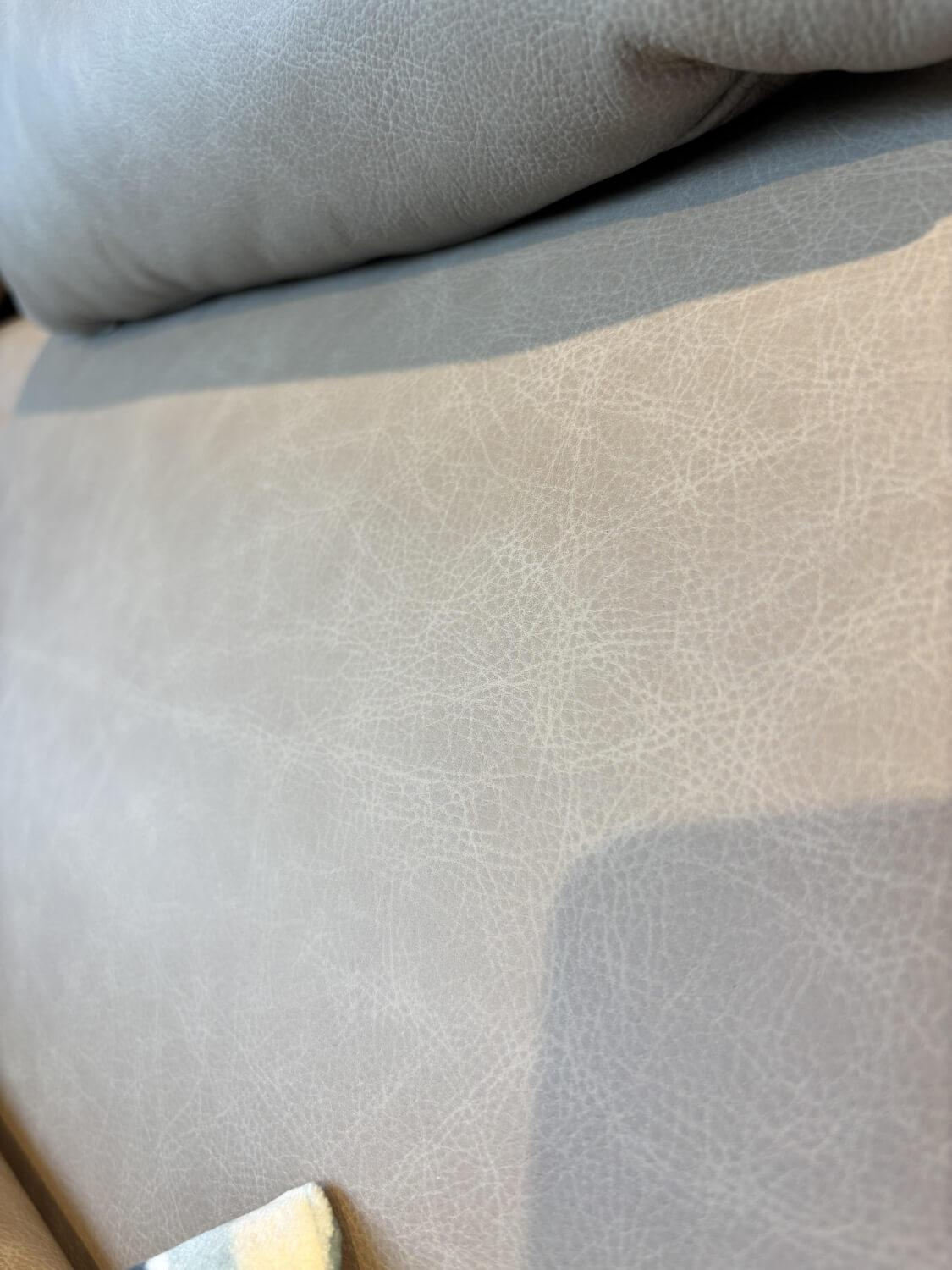 Raum.Freunde - Sofa Tova RA 22002 Leder Vicenza Taupe Beige Metallkufe 420 Schwarz Matt Inklusive Kissen - 4
