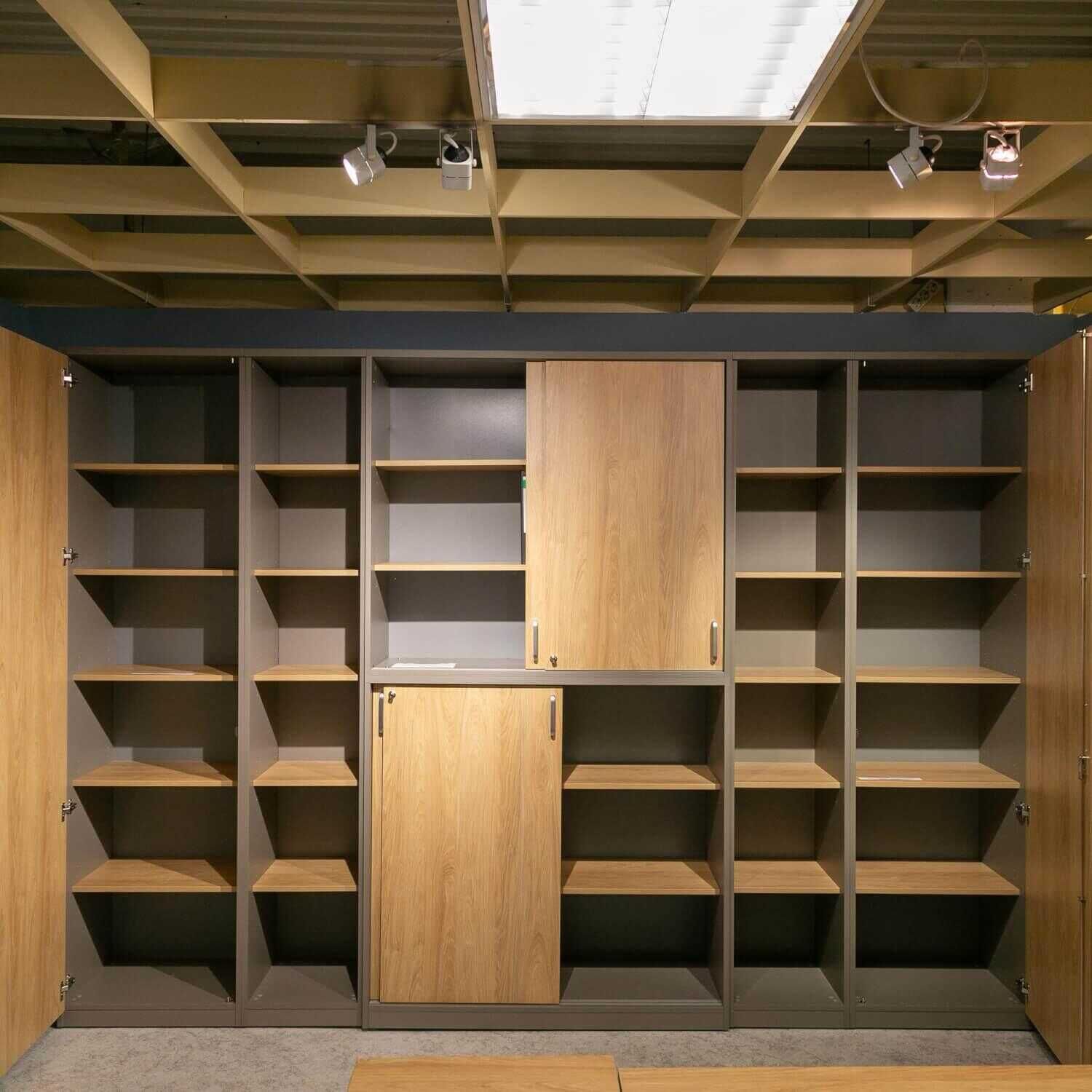 Nowy Styl - Büroschrank E10 Melamin BZ Grey Basalt Regalböden Natural Hickory - 3