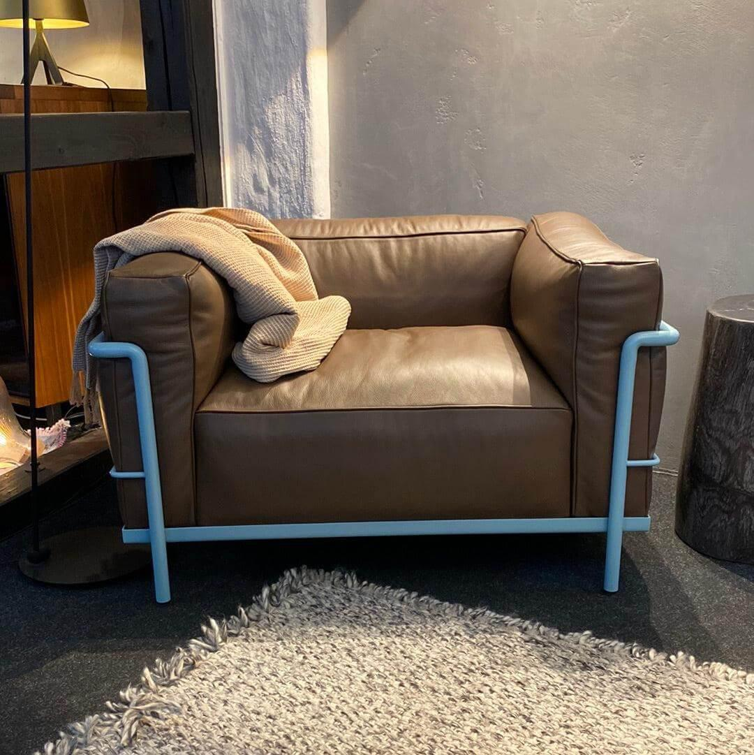Cassina - Sessel LC3 Bezug Leder Costogno x Braun Gestell Stahl Hellblau Matt Lackiert - 4