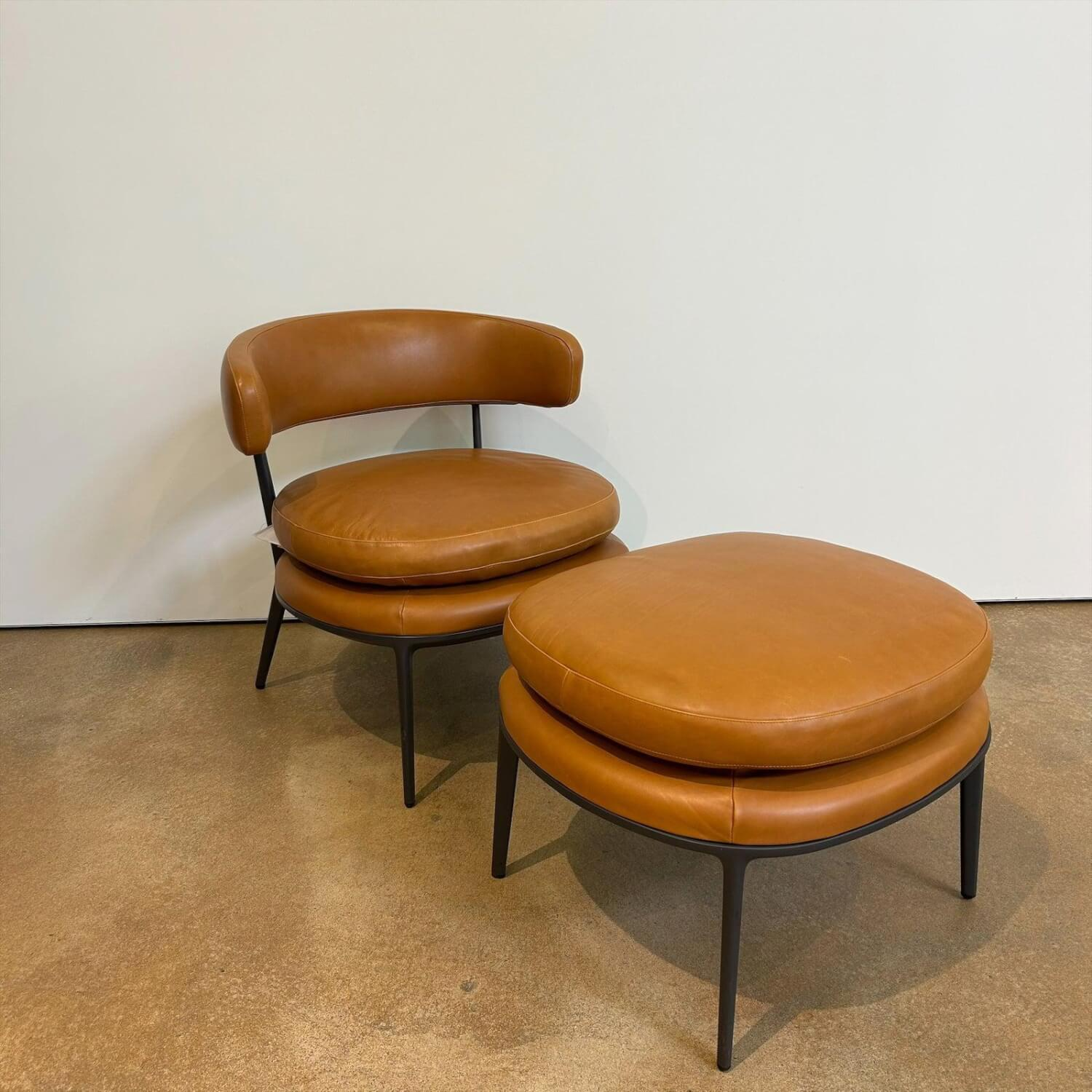 B&B Italia - Sessel Caratos Leder KR357 Kora Cognac Braun Gestell Metall Graphit Lackiert Inklusive Hocker - 5