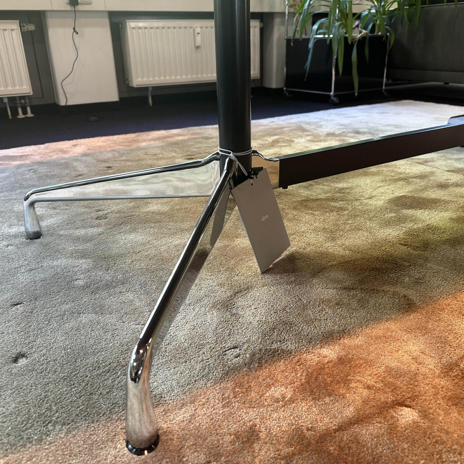 Vitra - Tisch Eames Segmented Table Platte Amerikanischer Nussbaum Massiv Gestell Gestell Aluminium Schwarz - 2