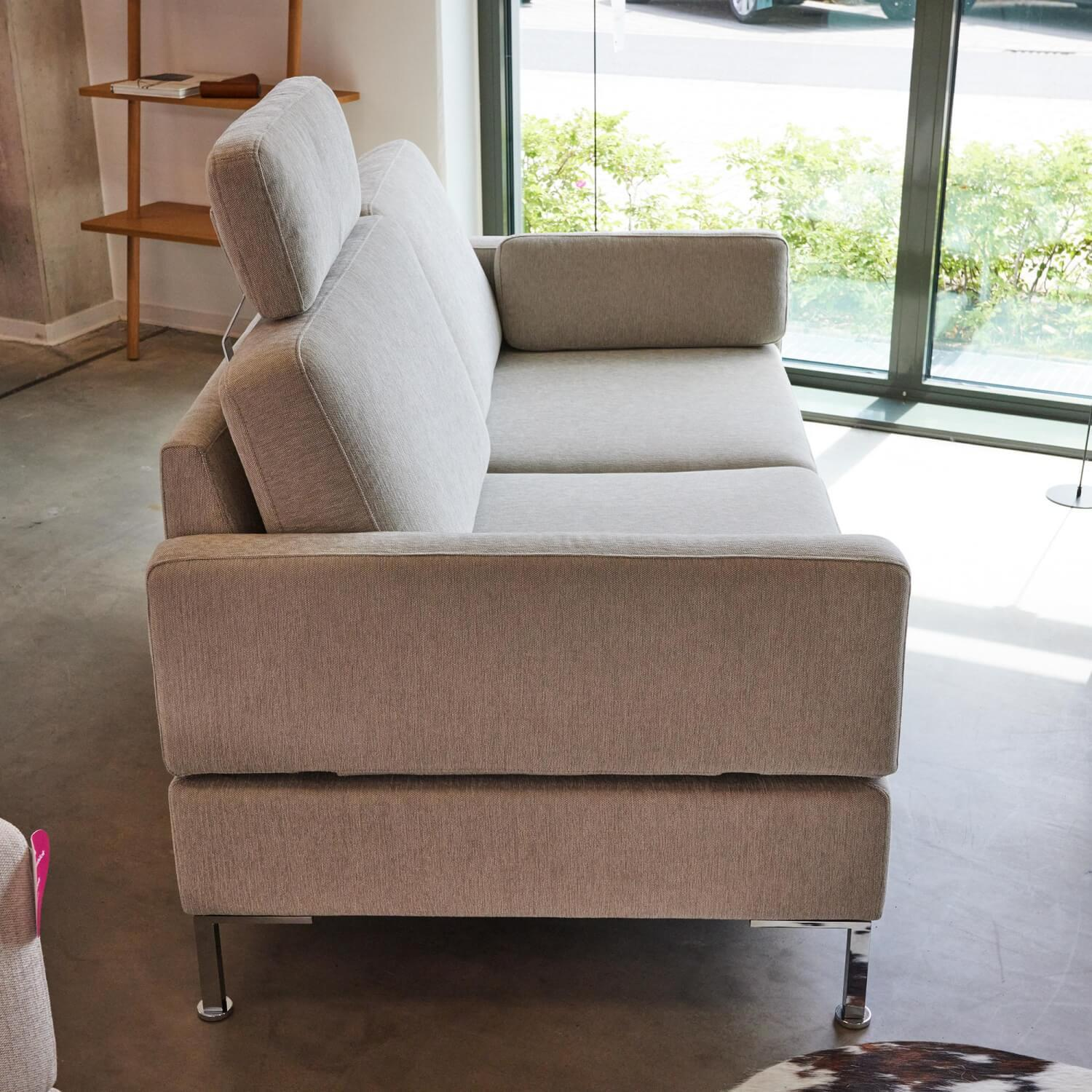 Brühl - Sofa Alba M Stoff 3637 Beige Grau Fuß Chrom Glänzend Mit Integrierten Kopfstützen - 2