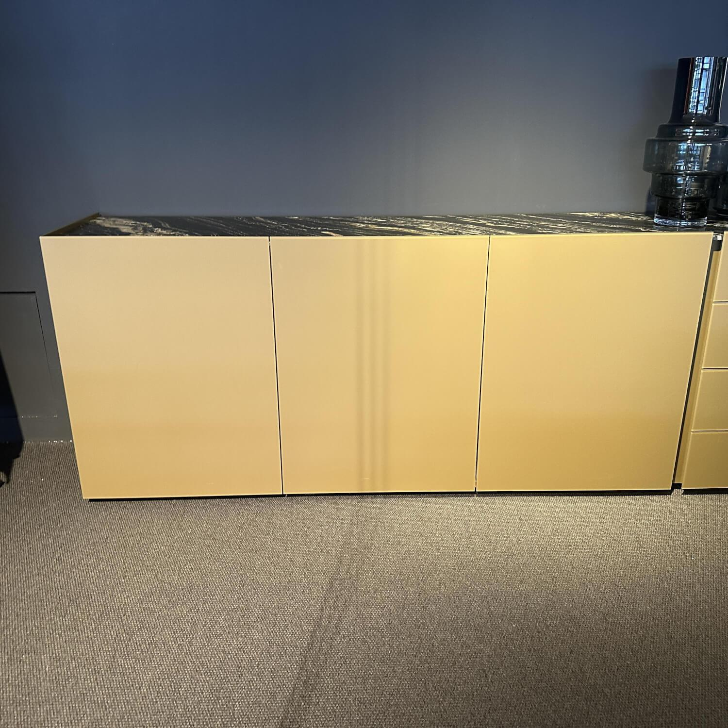 Interlübke - Sideboard Jorel T 39 Mattlack Optiwhite Kardamom Gelb Gold Abdeckplatte Stein Quarz Tropical Storm Schwarz Gold - 7