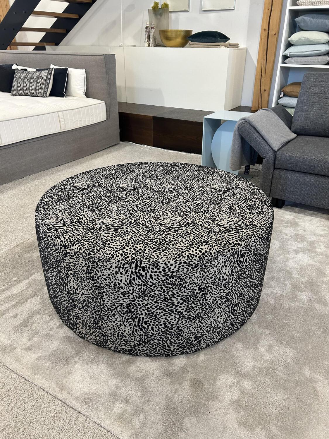 Eigene Herstellung - Pouf Hocker Stoff Leo Grau Schwarz - 5